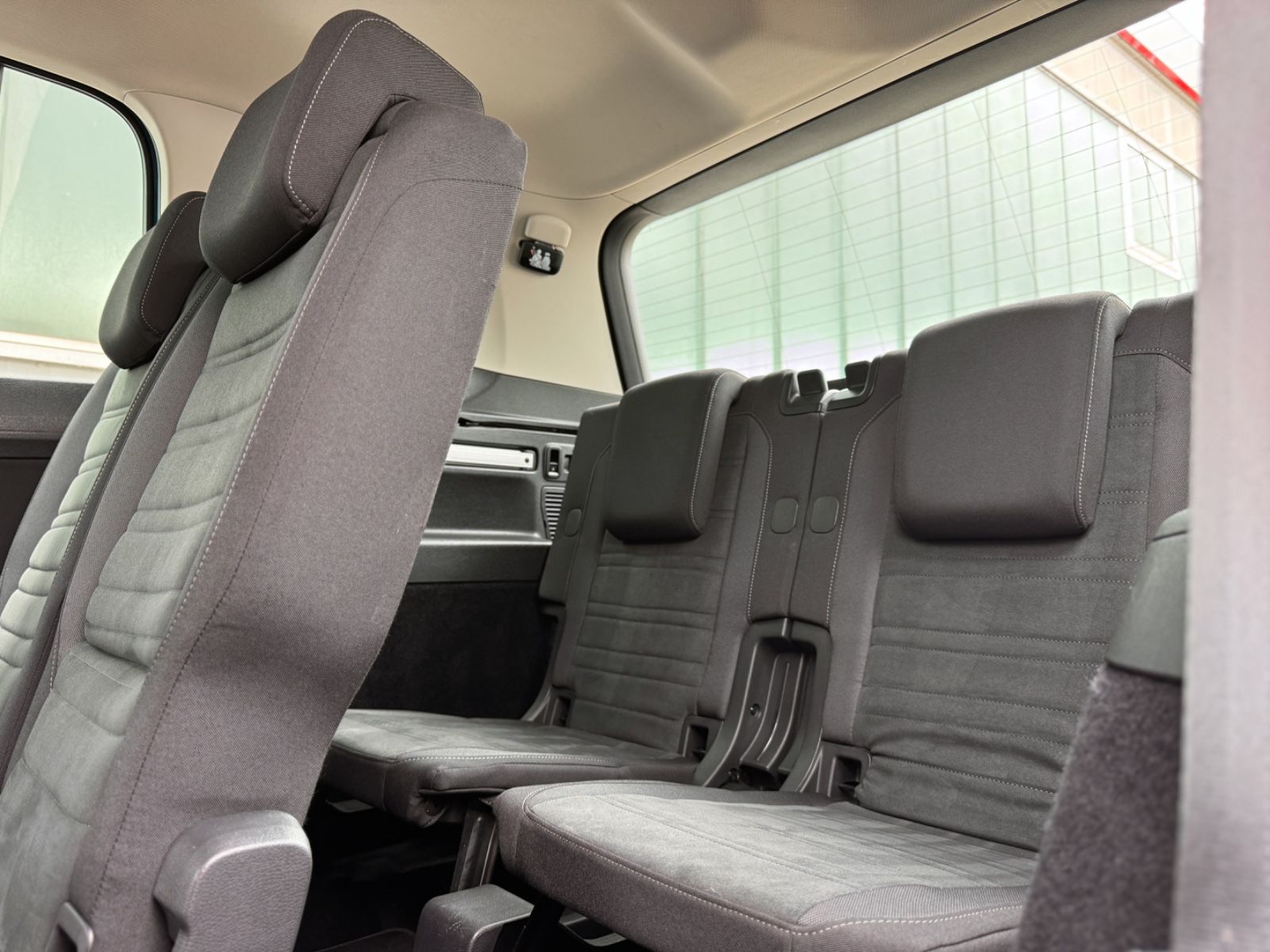 Fahrzeugabbildung Volkswagen Touran 2.0TDI-DSG *R-LINE|7-SITZER|AHK|IQ-DRIVE*