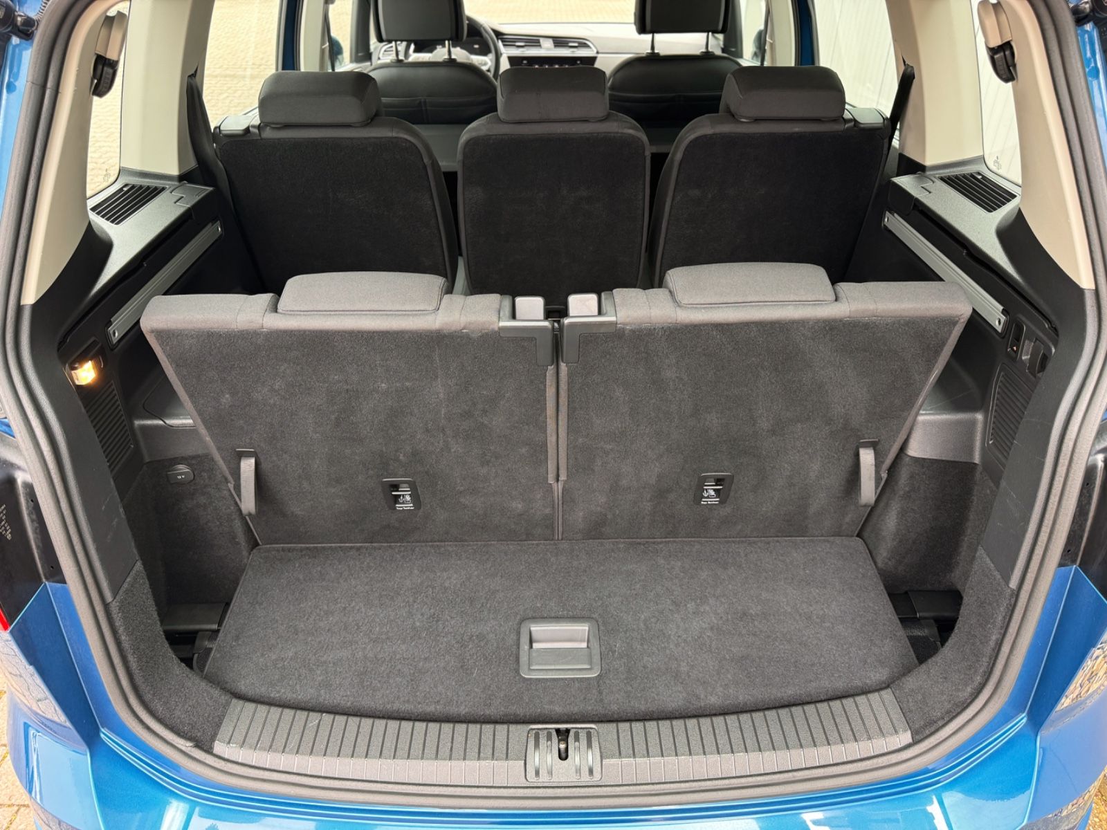 Fahrzeugabbildung Volkswagen Touran 2.0TDI-DSG *R-LINE|7-SITZER|AHK|IQ-DRIVE*