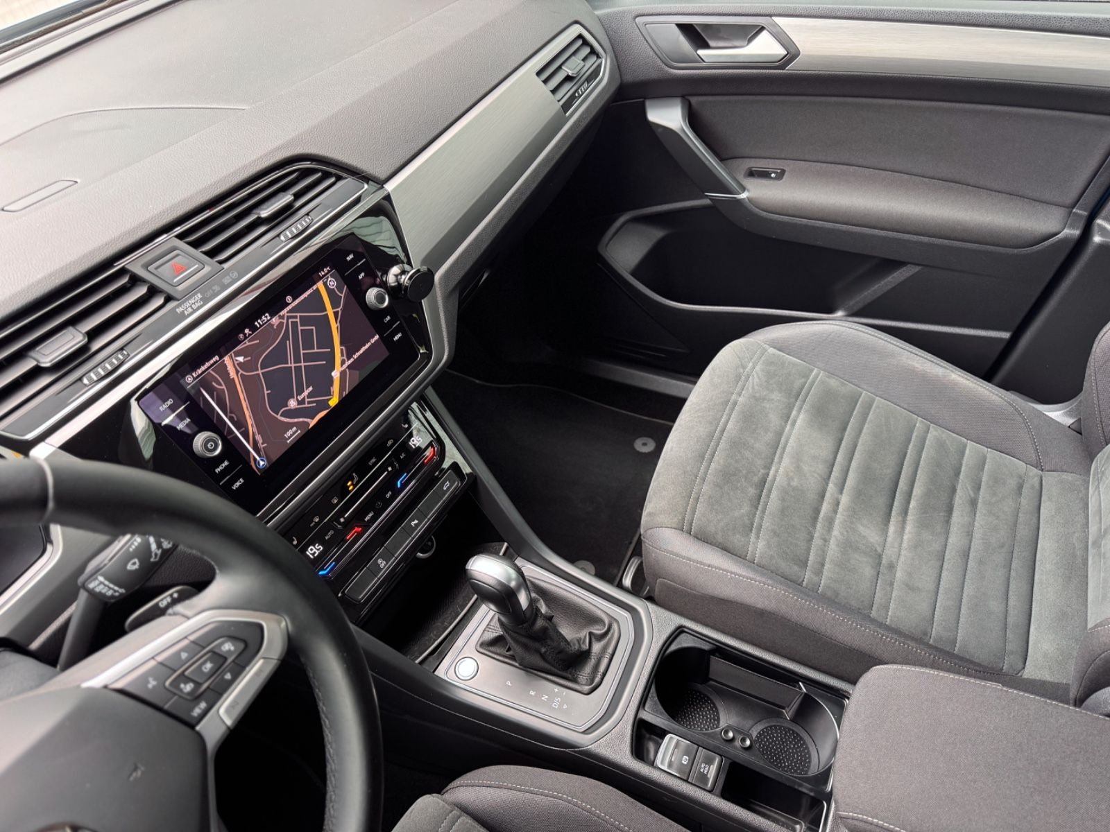 Fahrzeugabbildung Volkswagen Touran 2.0TDI-DSG *R-LINE|7-SITZER|AHK|IQ-DRIVE*