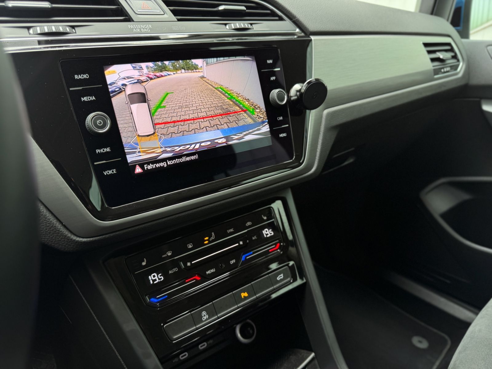 Fahrzeugabbildung Volkswagen Touran 2.0TDI-DSG *R-LINE|7-SITZER|AHK|IQ-DRIVE*