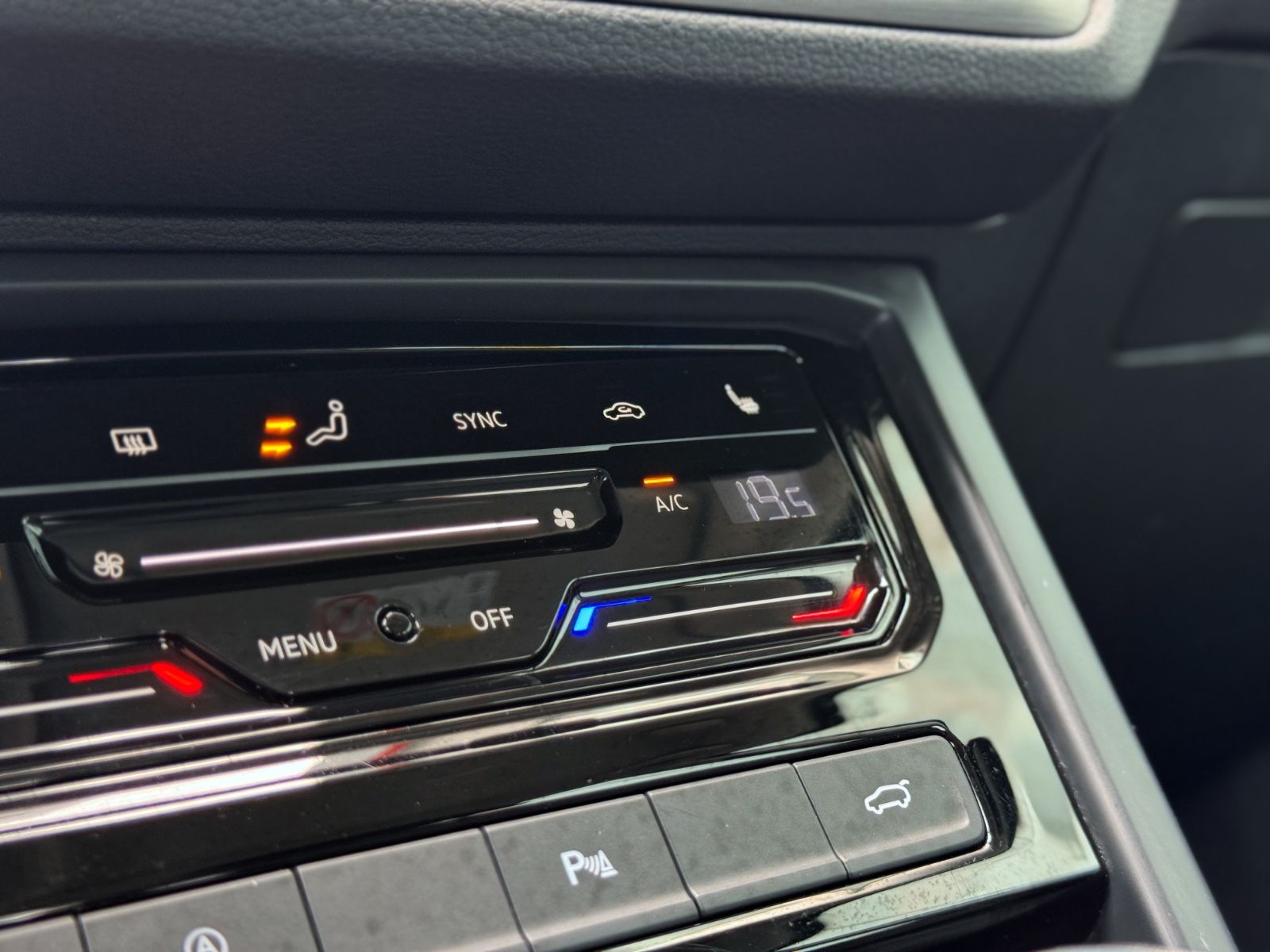 Fahrzeugabbildung Volkswagen Touran 2.0TDI-DSG *R-LINE|7-SITZER|AHK|IQ-DRIVE*
