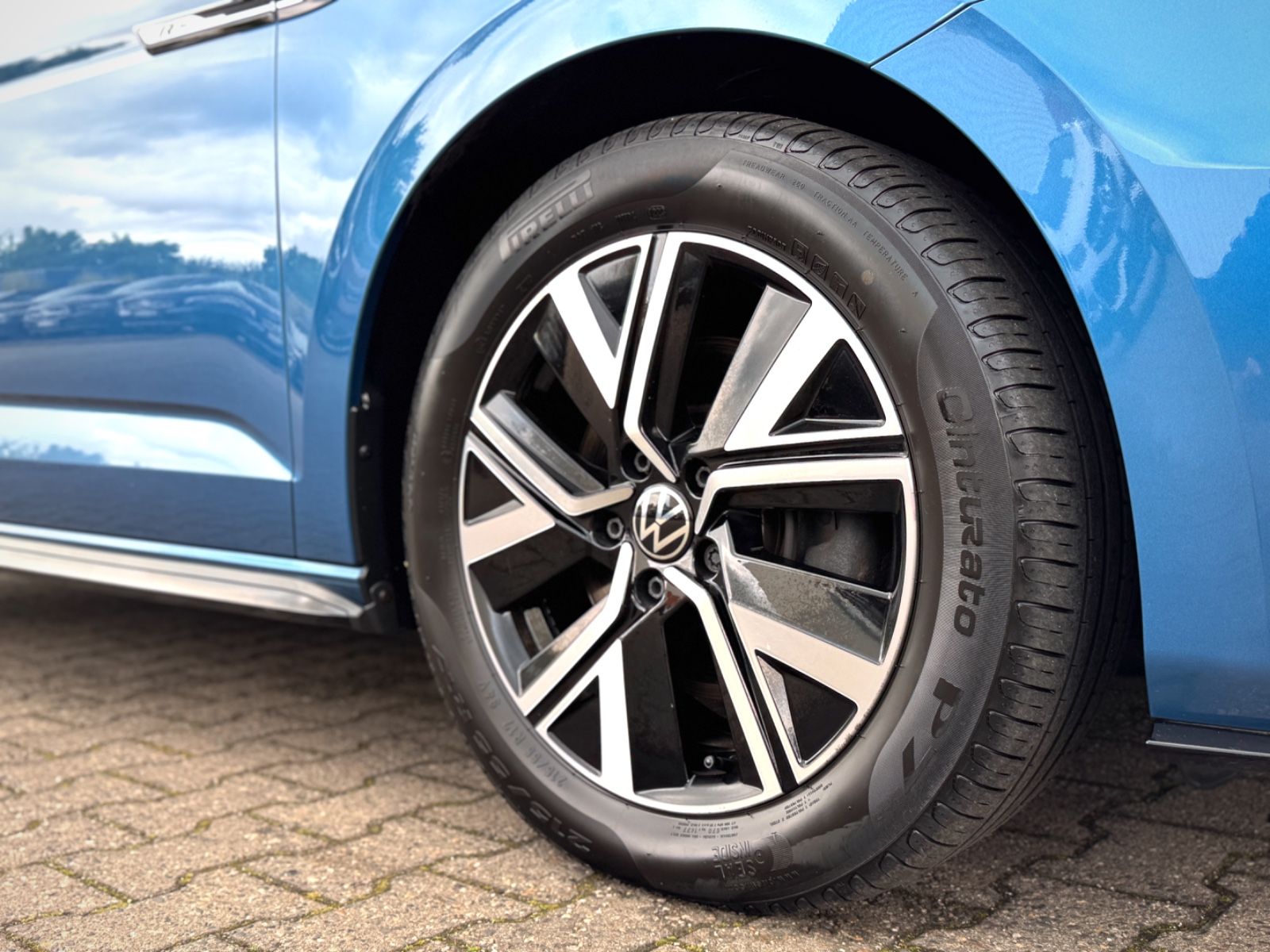 Fahrzeugabbildung Volkswagen Touran 2.0TDI-DSG *R-LINE|7-SITZER|AHK|IQ-DRIVE*