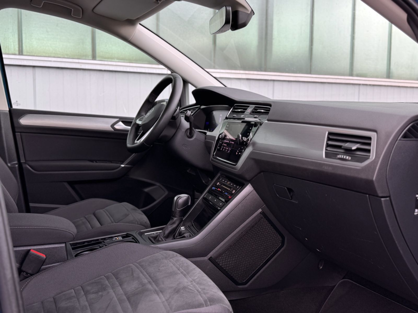 Fahrzeugabbildung Volkswagen Touran 2.0TDI-DSG *R-LINE|7-SITZER|AHK|IQ-DRIVE*