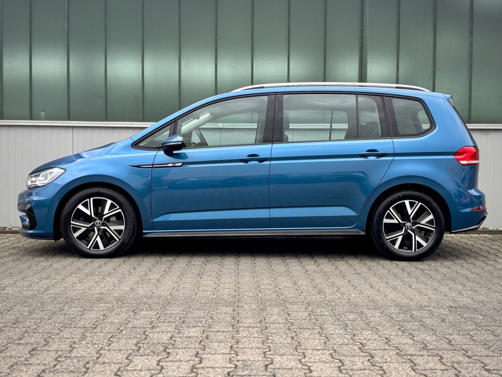Fahrzeugabbildung Volkswagen Touran 2.0TDI-DSG *R-LINE|7-SITZER|AHK|IQ-DRIVE*