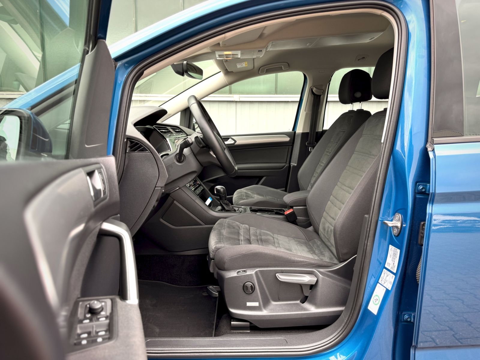 Fahrzeugabbildung Volkswagen Touran 2.0TDI-DSG *R-LINE|7-SITZER|AHK|IQ-DRIVE*