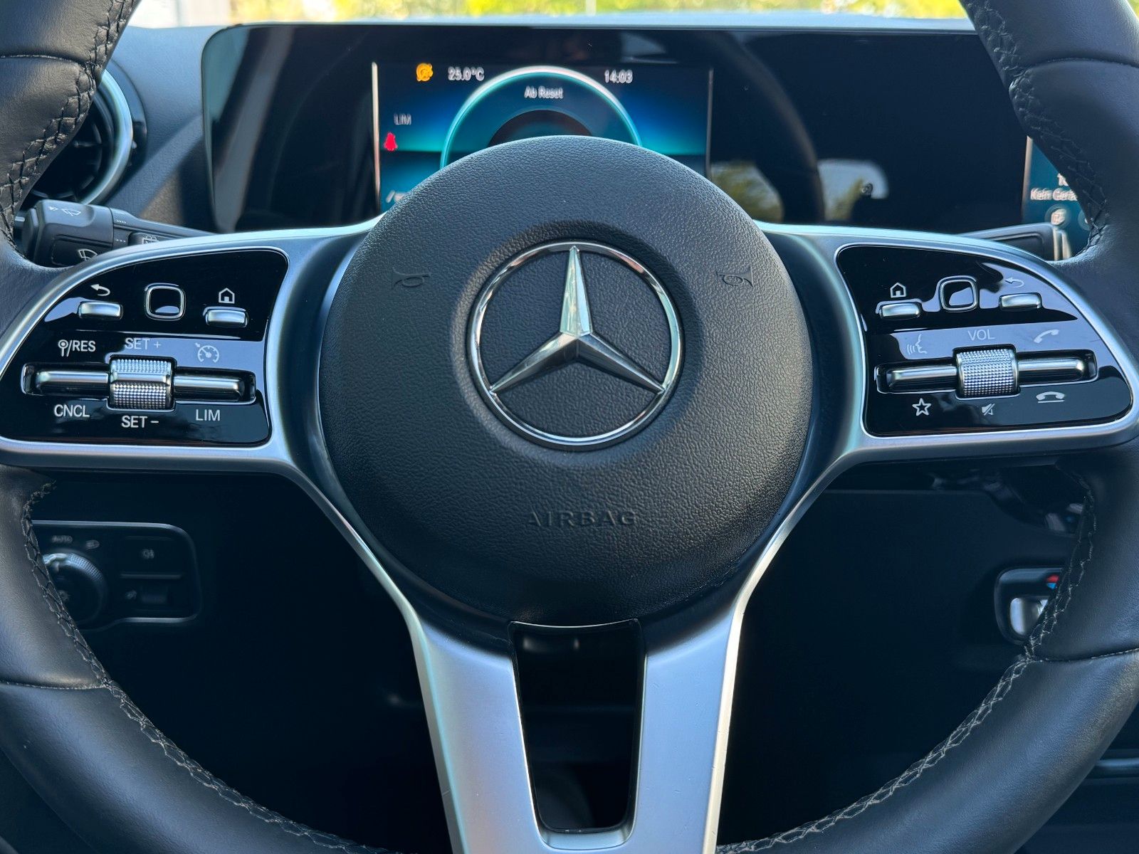 Fahrzeugabbildung Mercedes-Benz GLA 180 Progressive *PANORAMA|ASSIST|LED*