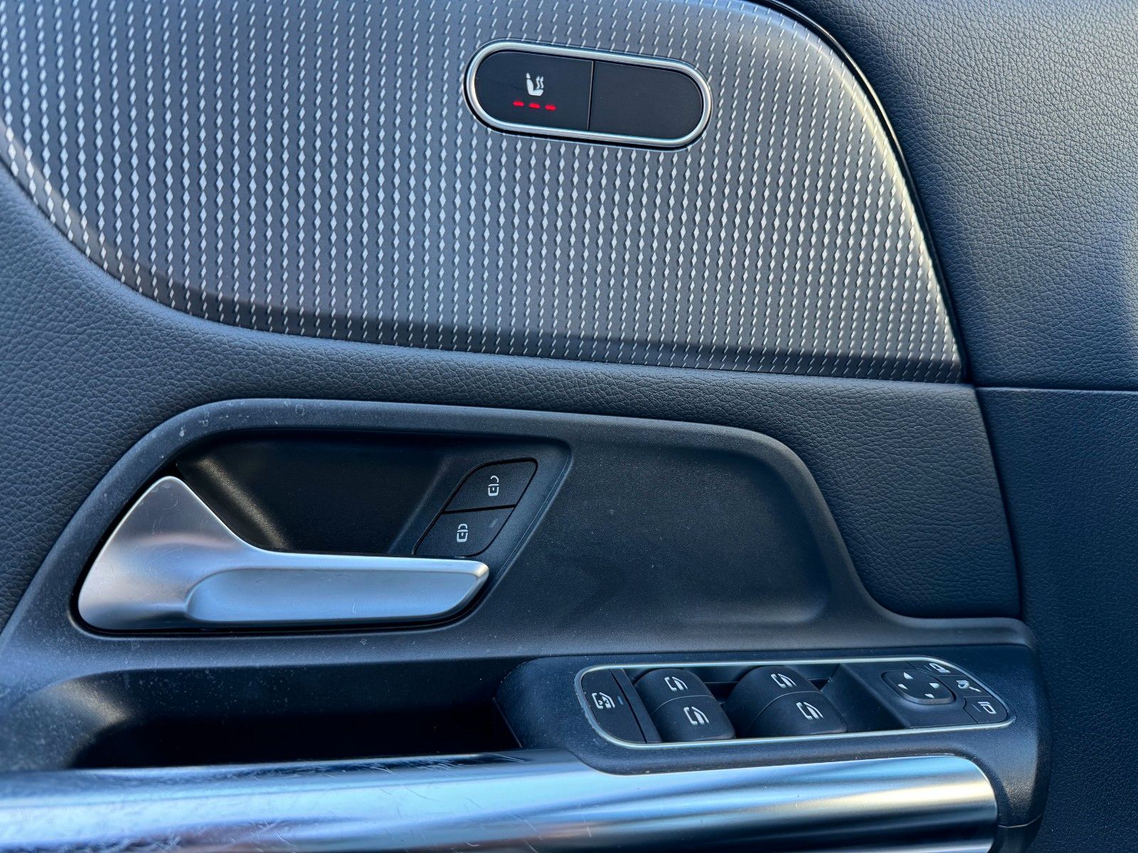 Fahrzeugabbildung Mercedes-Benz GLA 180 Progressive *PANORAMA|ASSIST|LED*
