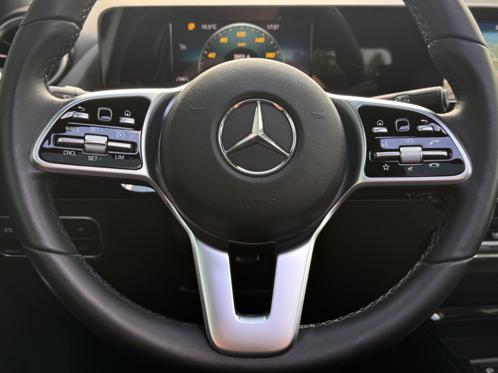 Fahrzeugabbildung Mercedes-Benz GLA 180 Progressive *PANORAMA|ASSIST|LED*