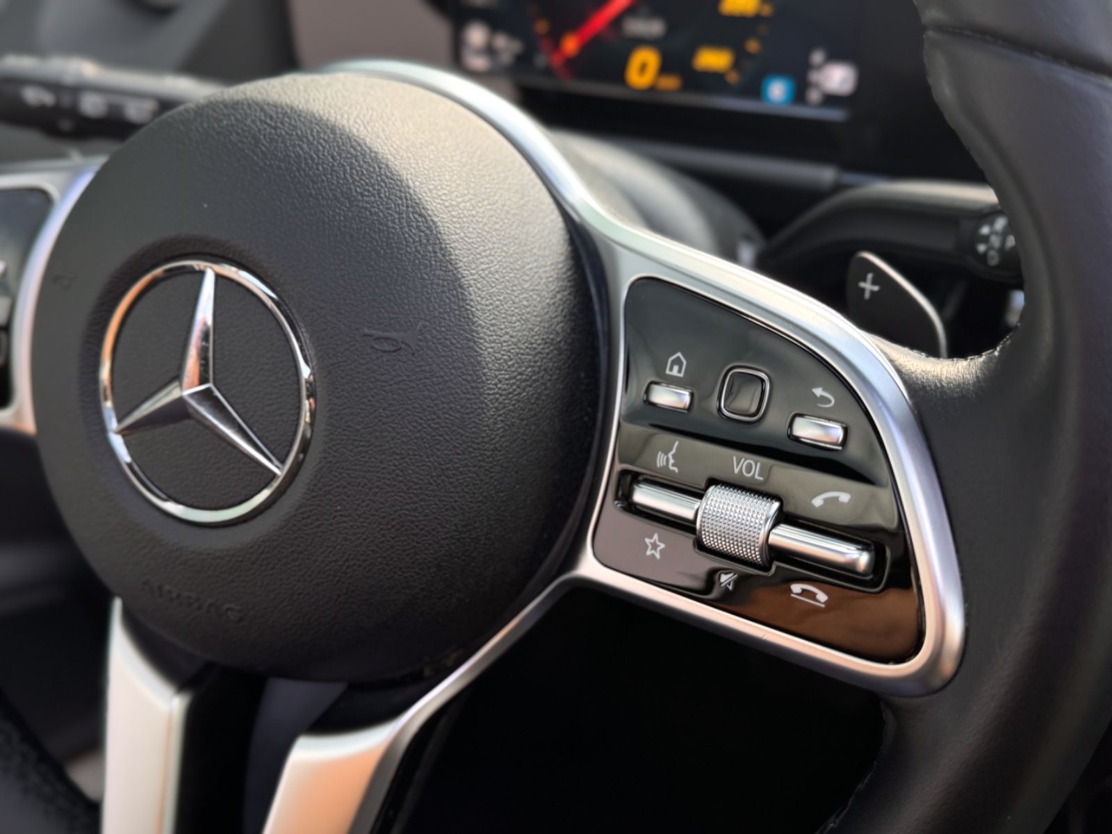 Fahrzeugabbildung Mercedes-Benz GLA 180 Progressive *PANORAMA|ASSIST|LED*
