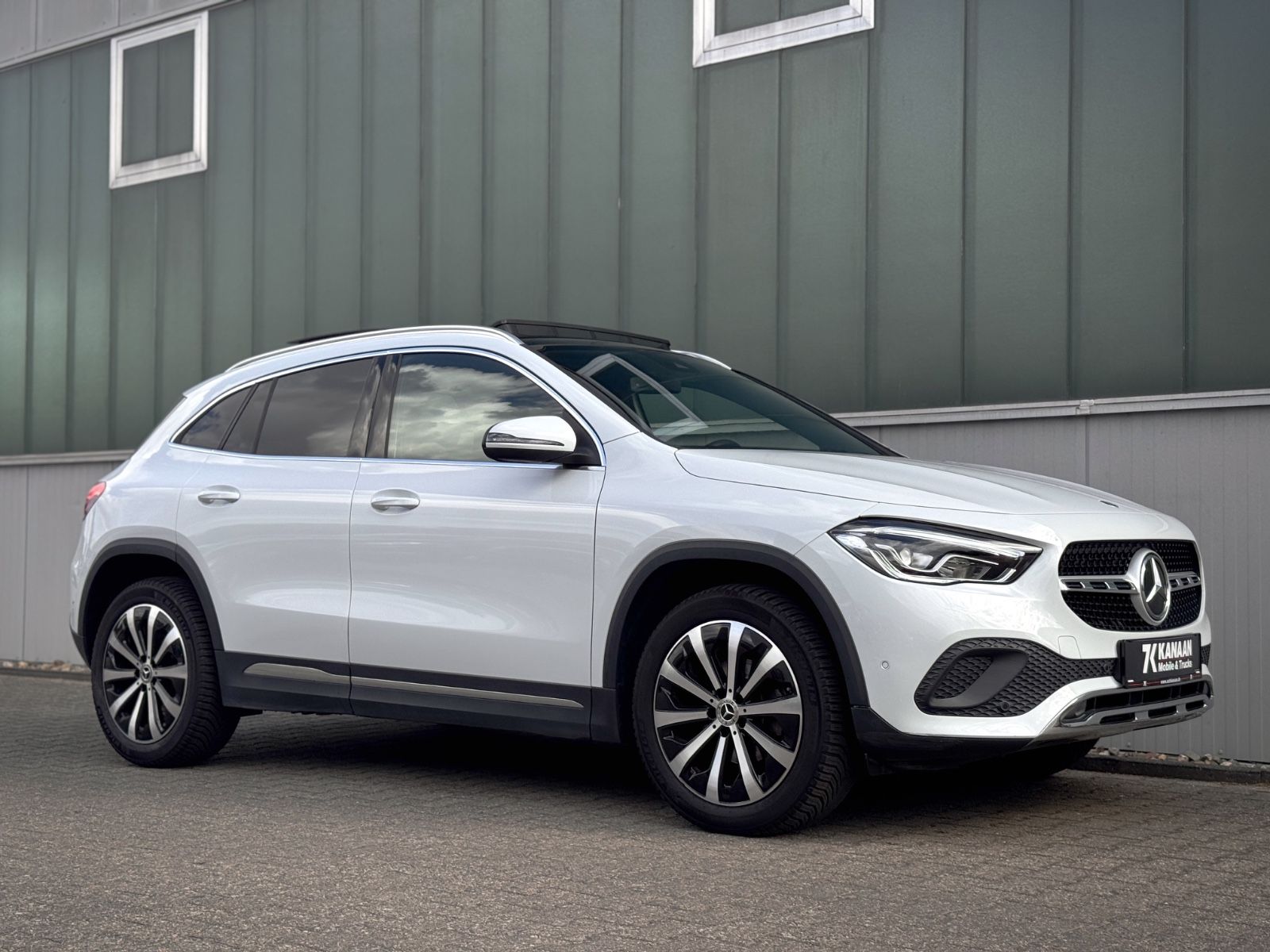 Fahrzeugabbildung Mercedes-Benz GLA 180 Progressive *PANORAMA|ASSIST|LED*