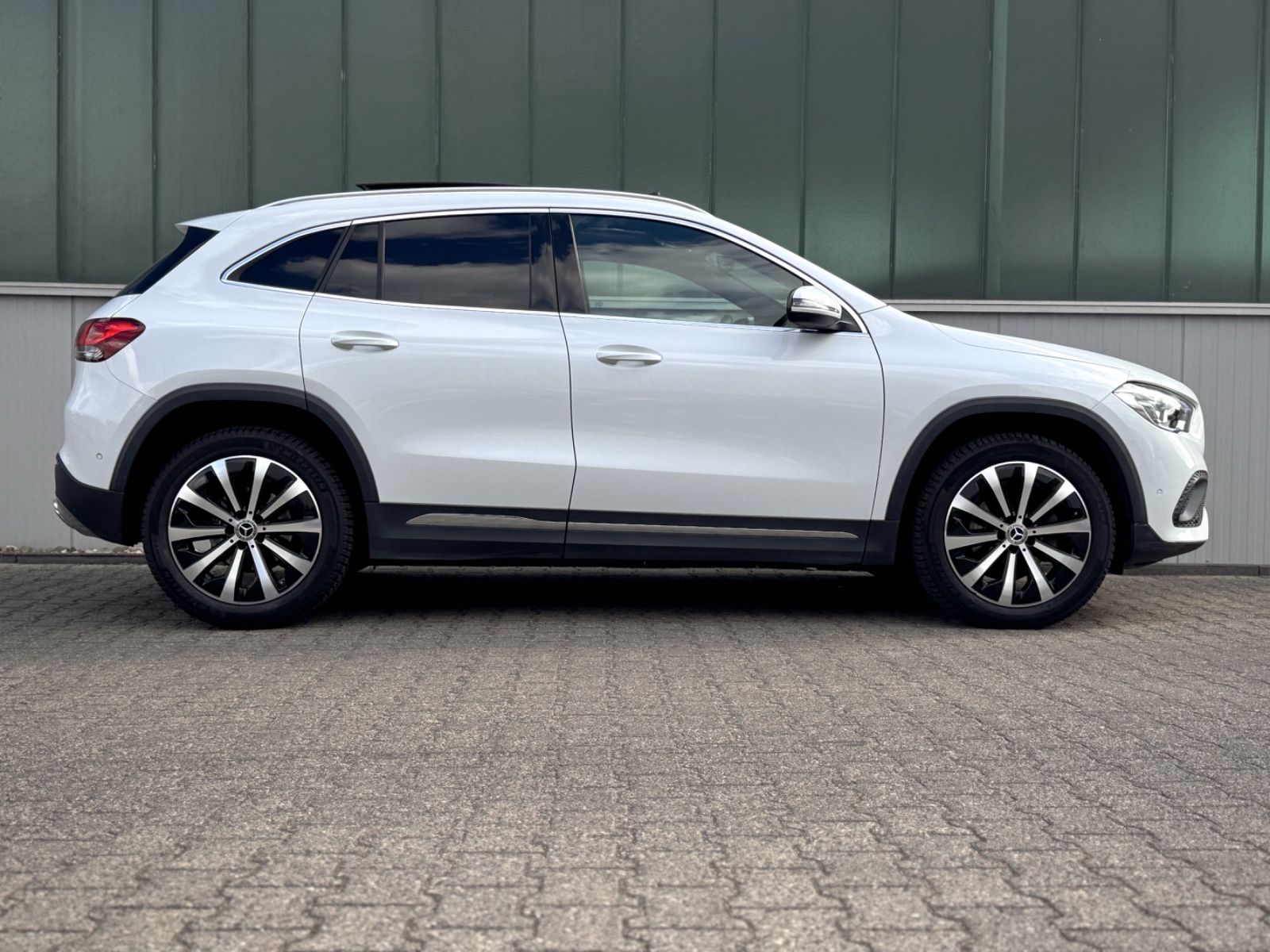 Fahrzeugabbildung Mercedes-Benz GLA 180 Progressive *PANORAMA|ASSIST|LED*