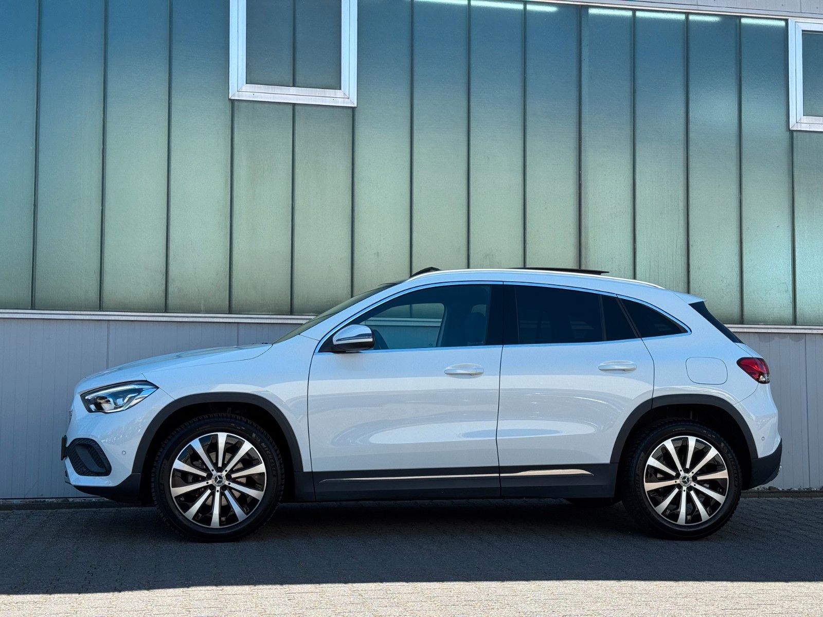 Fahrzeugabbildung Mercedes-Benz GLA 180 Progressive *PANORAMA|ASSIST|LED*