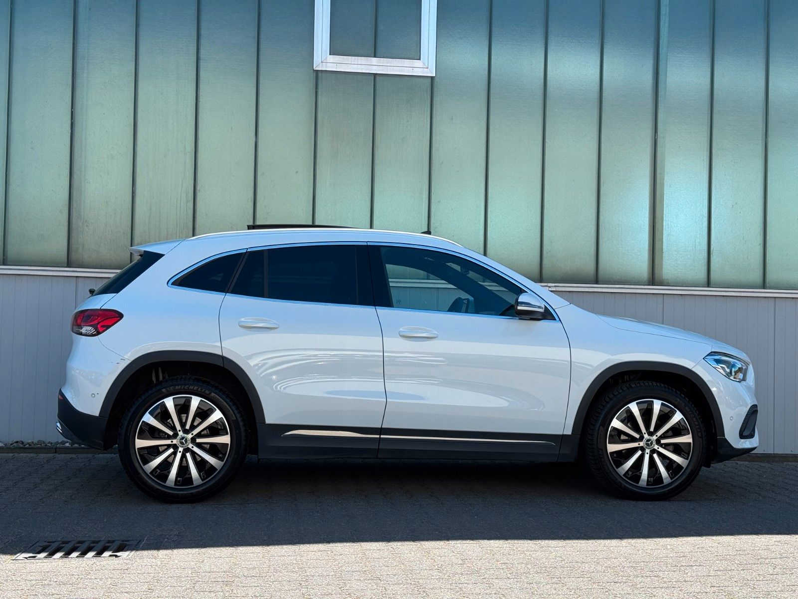 Fahrzeugabbildung Mercedes-Benz GLA 180 Progressive *PANORAMA|ASSIST|LED*