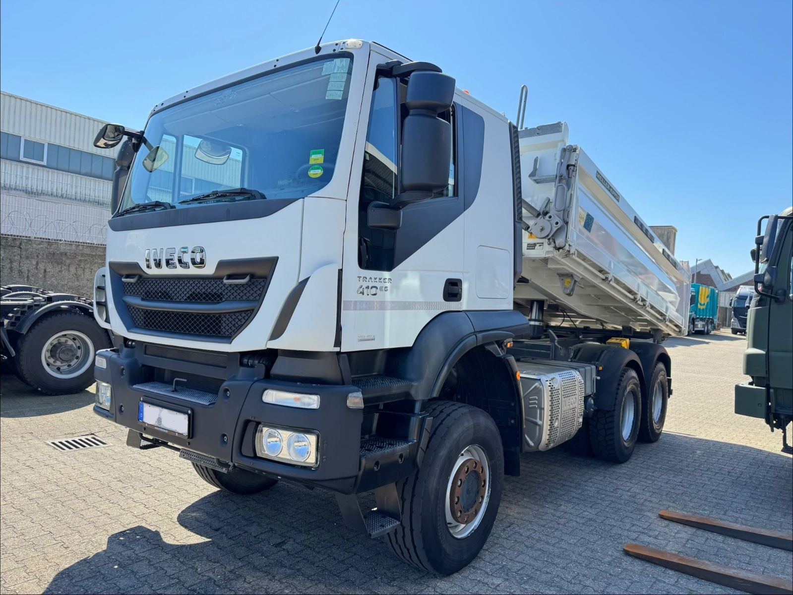 Fahrzeugabbildung Iveco Trakker 410 6x6 HI-Track AT 260 MEILLER   12 TKM