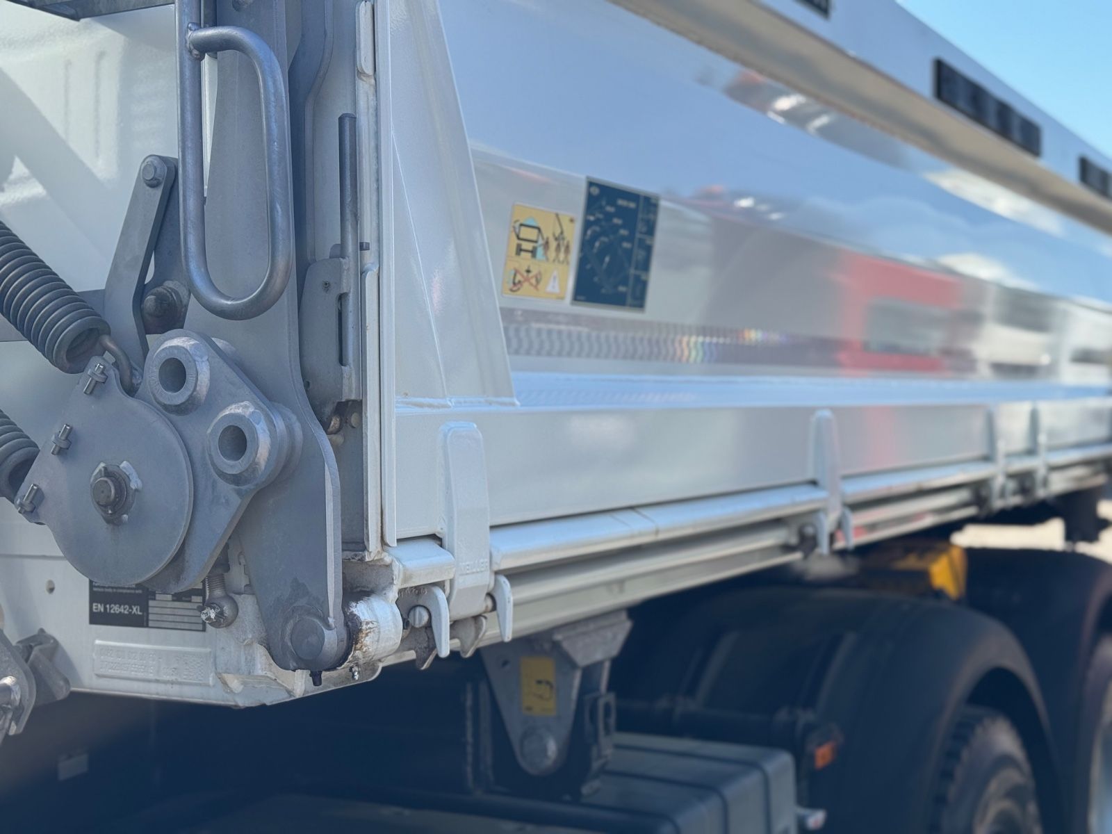 Fahrzeugabbildung Iveco Trakker 410 6x6 HI-Track AT 260 MEILLER   12 TKM