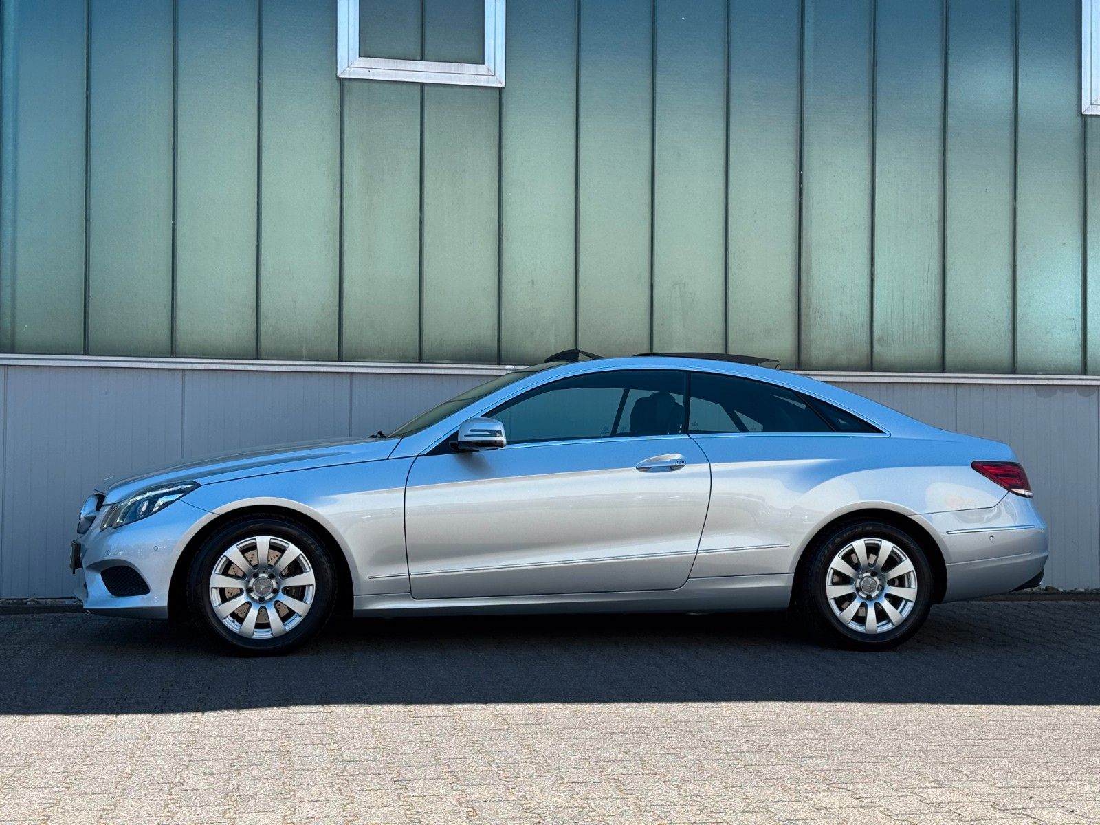 Fahrzeugabbildung Mercedes-Benz E 250 7G-TRONIC COUPE*PANO|NAV|SHZ|PDC|LED|2.HD*
