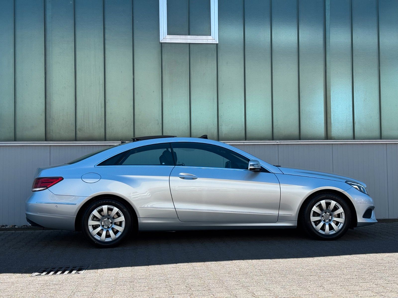 Fahrzeugabbildung Mercedes-Benz E 250 7G-TRONIC COUPE*PANO|NAV|SHZ|PDC|LED|2.HD*