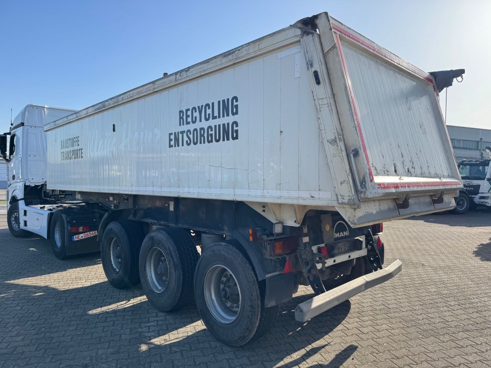 Fahrzeugabbildung Langendorf SKA 24/31 ALU Mulden Kipper 26m³ Liftachse