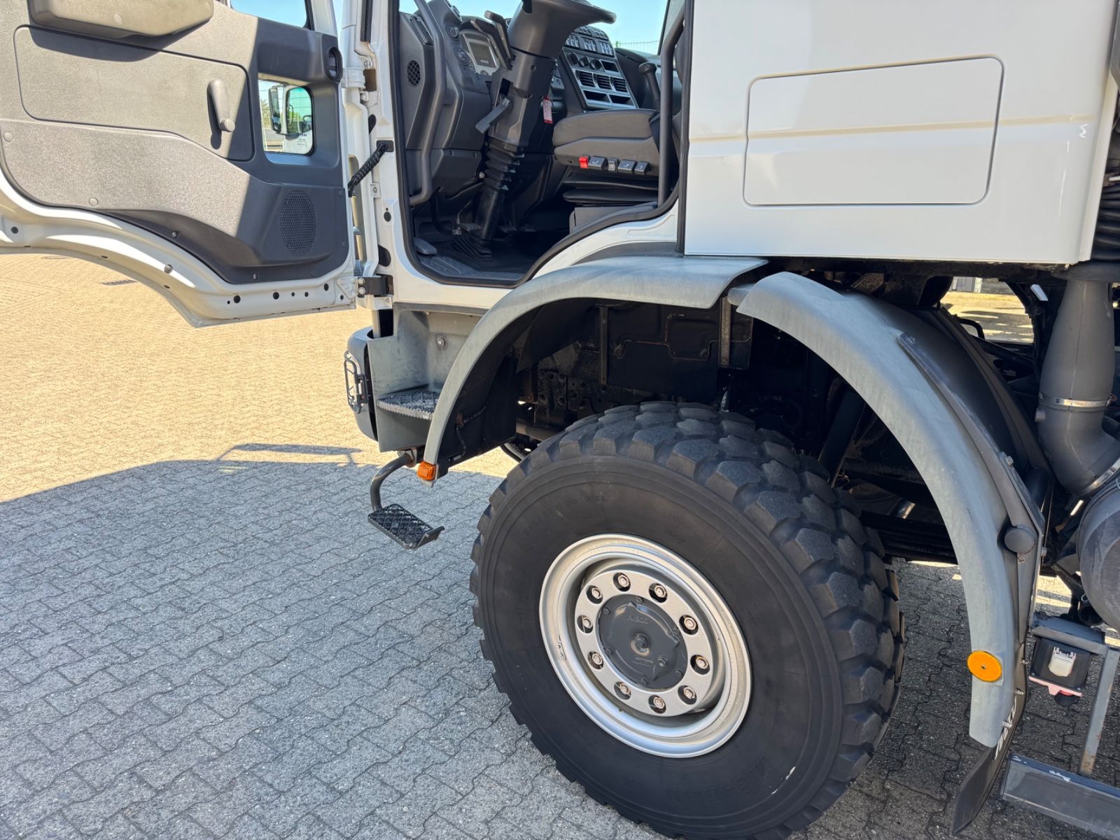 Fahrzeugabbildung Iveco 140 E240 Eurocargo 4x4 Miltär Camper Expedition