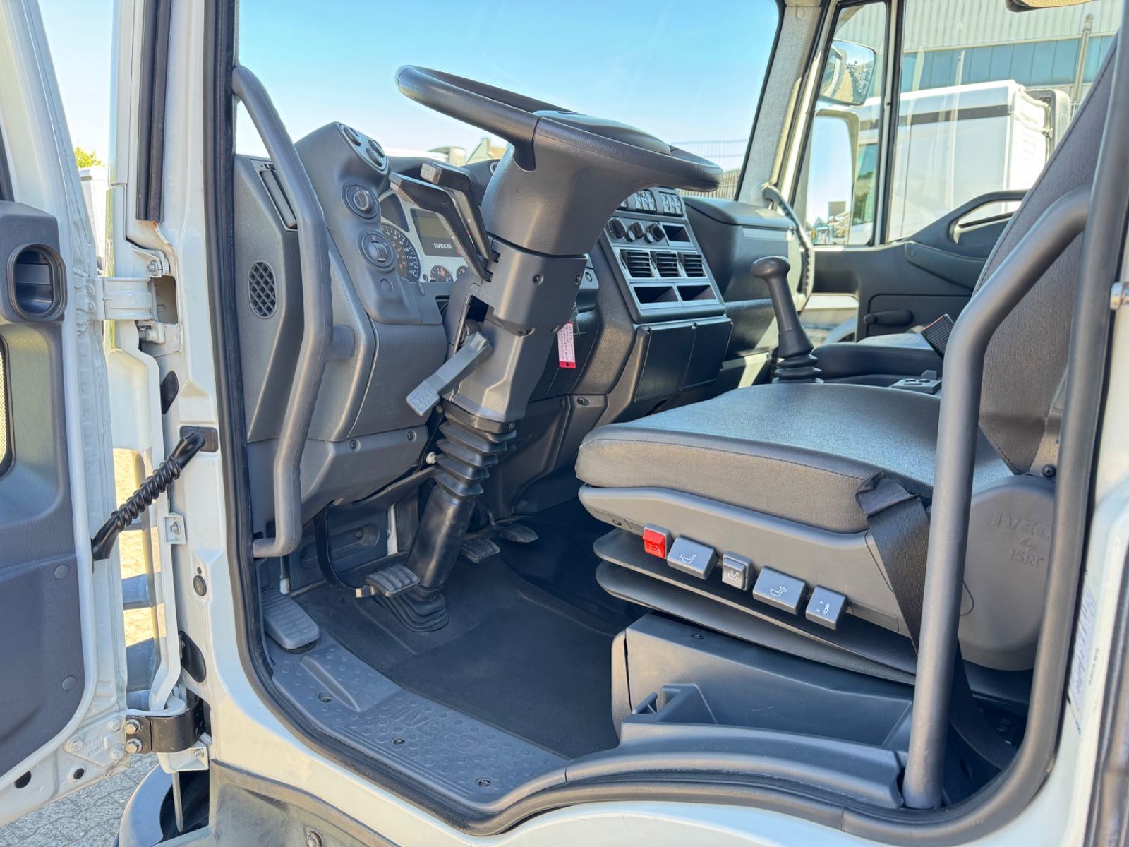 Fahrzeugabbildung Iveco 140 E240 Eurocargo 4x4 Miltär Camper Expedition