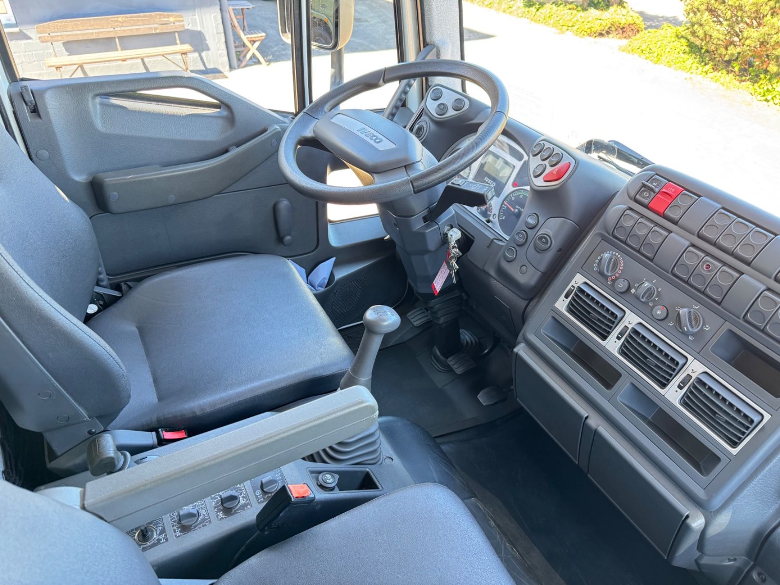 Fahrzeugabbildung Iveco 140 E240 Eurocargo 4x4 Miltär Camper Expedition