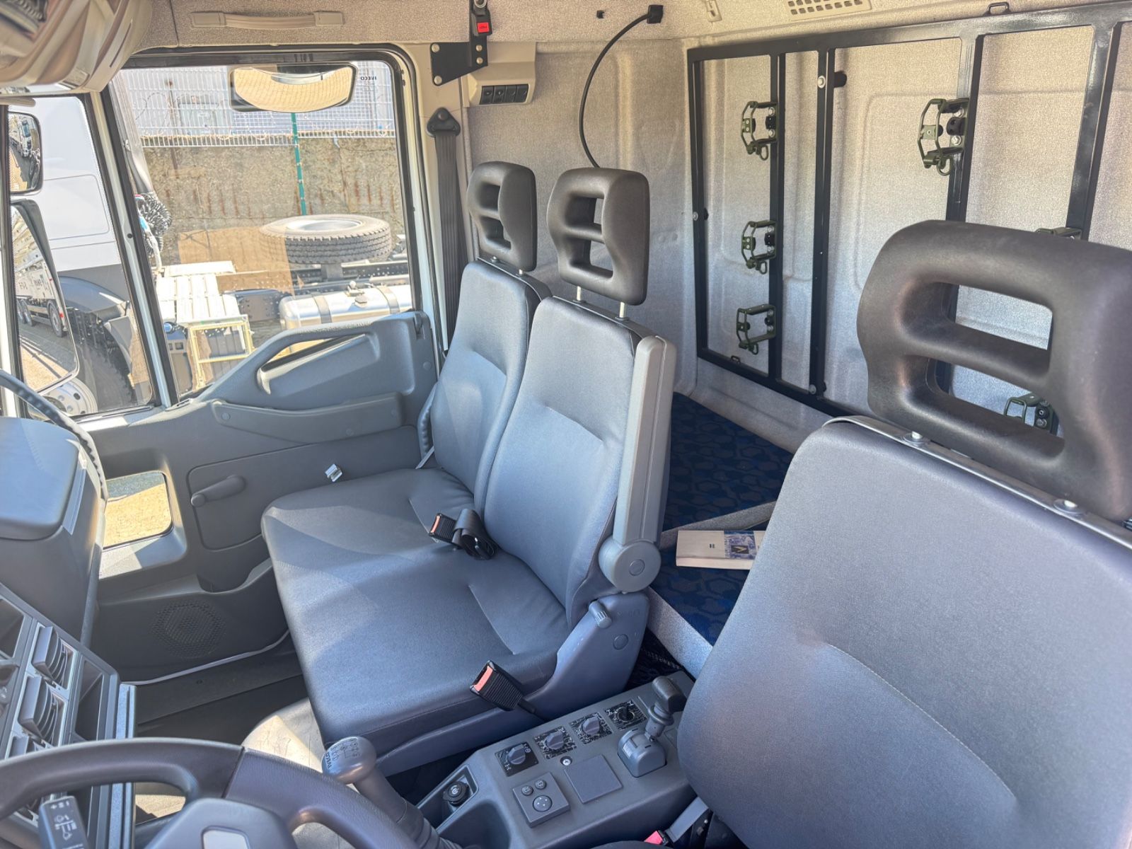 Fahrzeugabbildung Iveco 140 E240 Eurocargo 4x4 Miltär Camper Expedition
