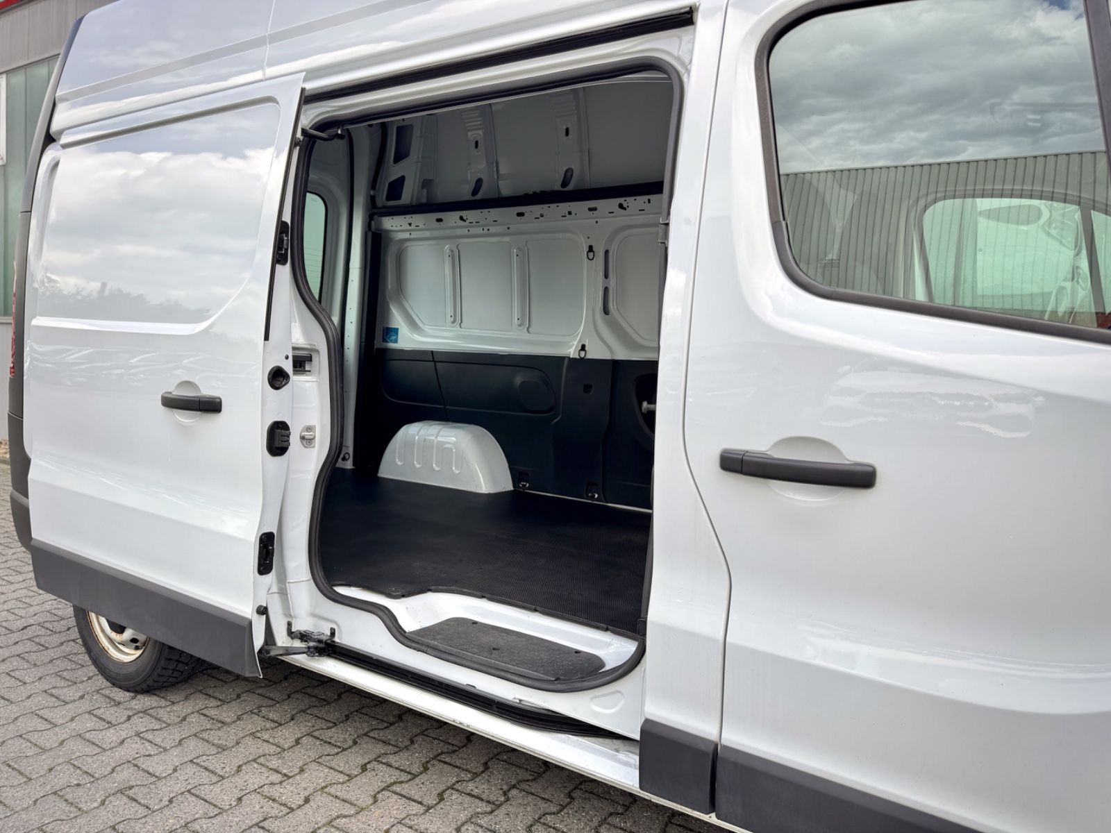 Fahrzeugabbildung Renault Trafic Kasten L2H2 3,0t Komfort *HOCHDACH*