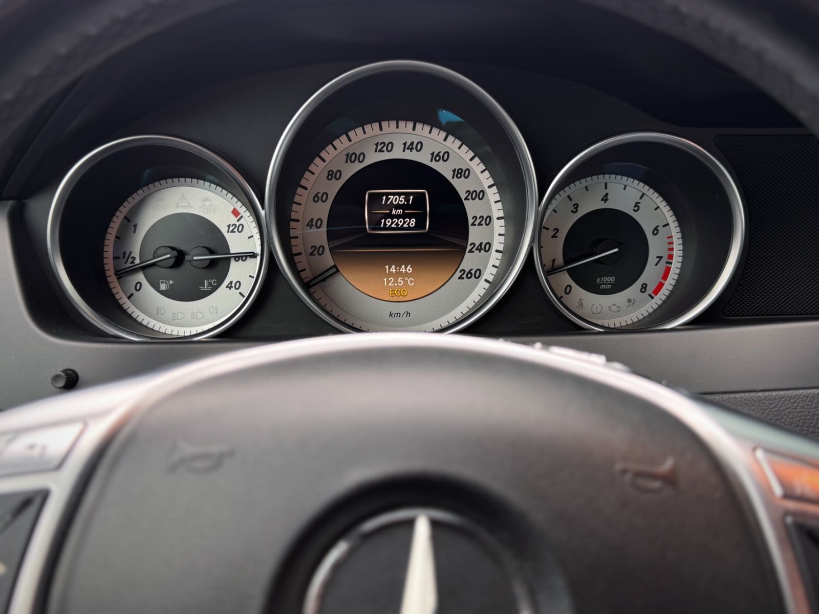 Fahrzeugabbildung Mercedes-Benz C 180 CGI AMG *NAVI|TEL|TEILLEDER*