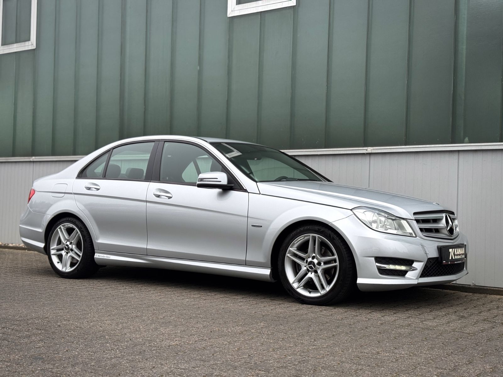 Fahrzeugabbildung Mercedes-Benz C 180 CGI AMG *NAVI|TEL|TEILLEDER*