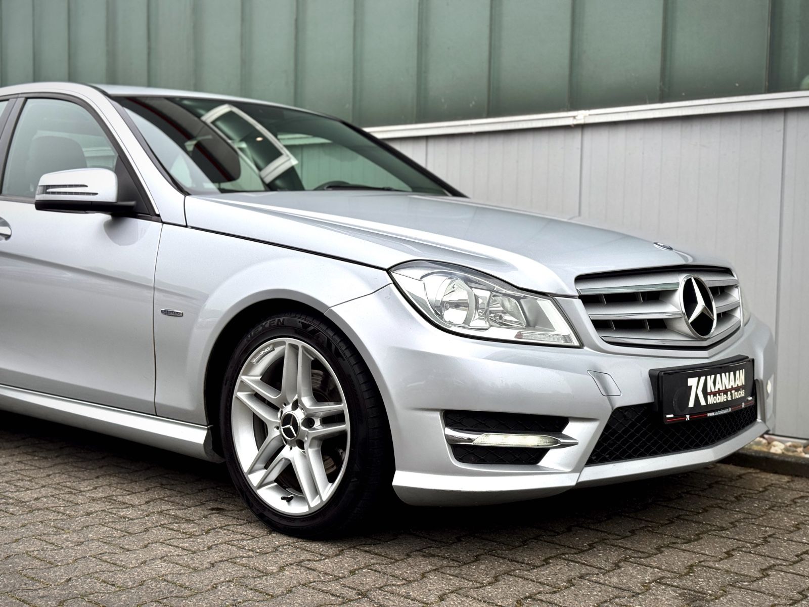 Fahrzeugabbildung Mercedes-Benz C 180 CGI AMG *NAVI|TEL|TEILLEDER*