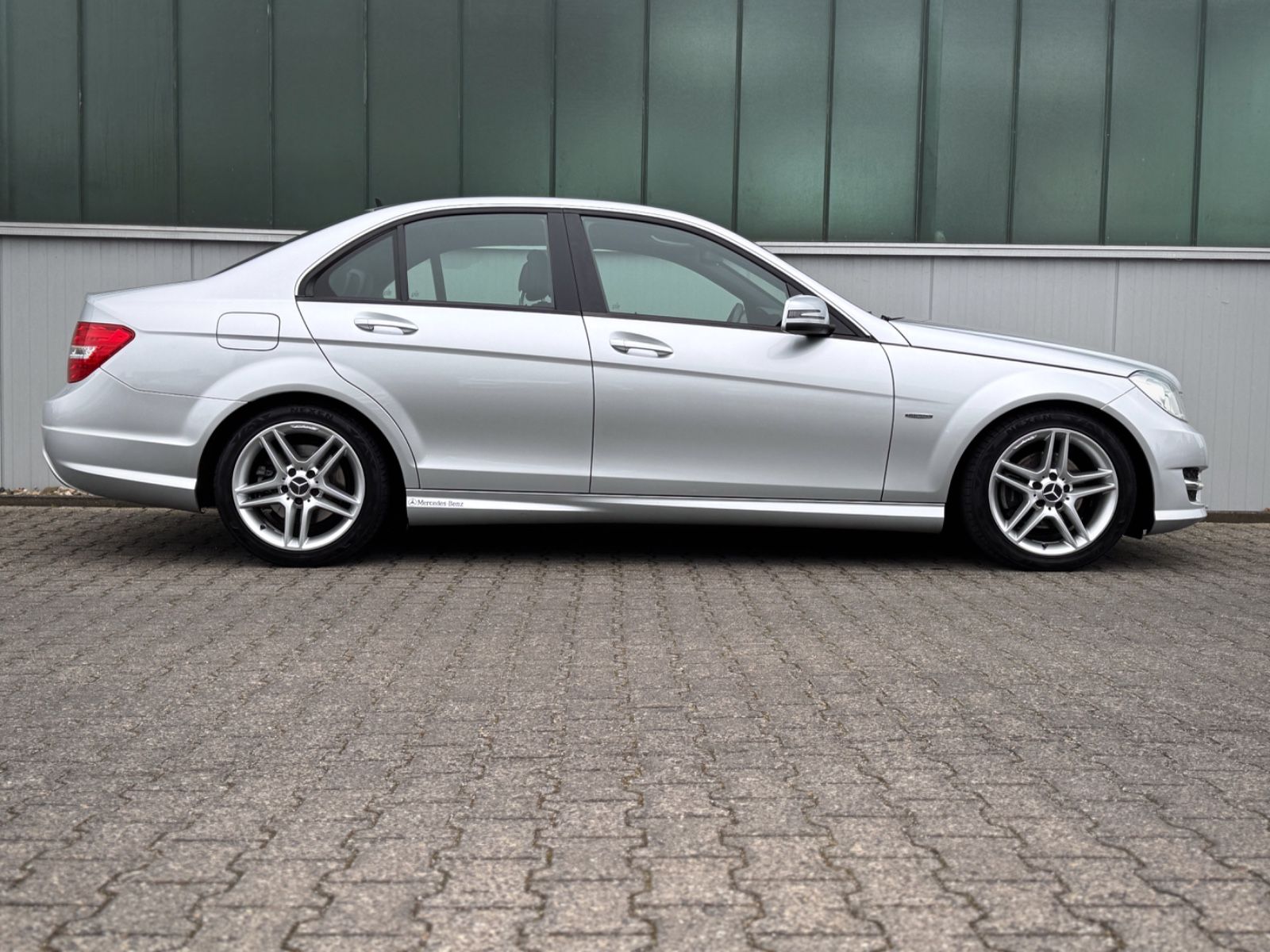 Fahrzeugabbildung Mercedes-Benz C 180 CGI AMG *NAVI|TEL|TEILLEDER*
