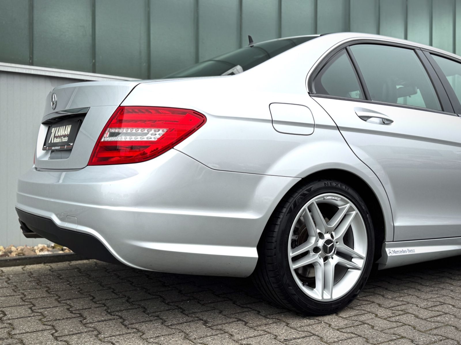 Fahrzeugabbildung Mercedes-Benz C 180 CGI AMG *NAVI|TEL|TEILLEDER*