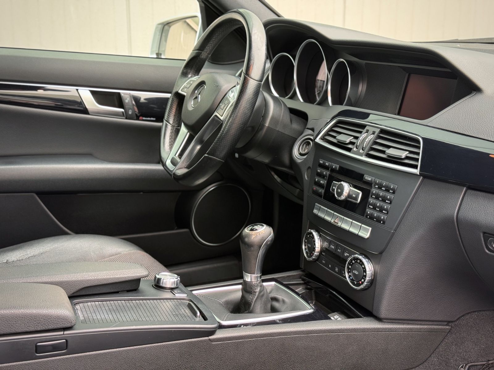 Fahrzeugabbildung Mercedes-Benz C 180 CGI AMG *NAVI|TEL|TEILLEDER*