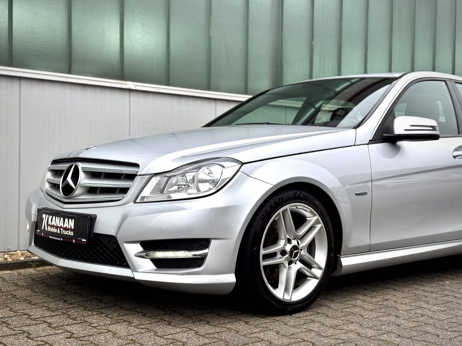 Fahrzeugabbildung Mercedes-Benz C 180 CGI AMG *NAVI|TEL|TEILLEDER*