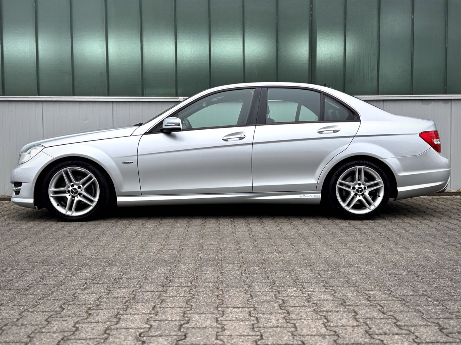 Fahrzeugabbildung Mercedes-Benz C 180 CGI AMG *NAVI|TEL|TEILLEDER*
