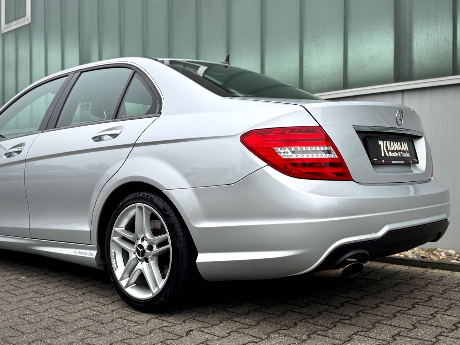 Fahrzeugabbildung Mercedes-Benz C 180 CGI AMG *NAVI|TEL|TEILLEDER*