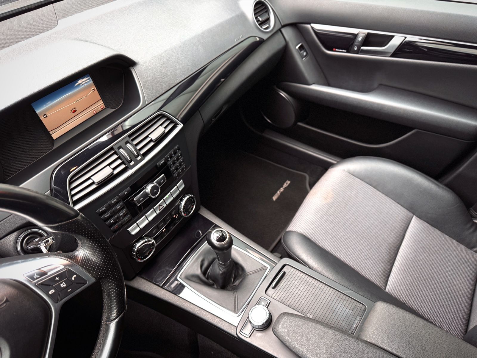 Fahrzeugabbildung Mercedes-Benz C 180 CGI AMG *NAVI|TEL|TEILLEDER*