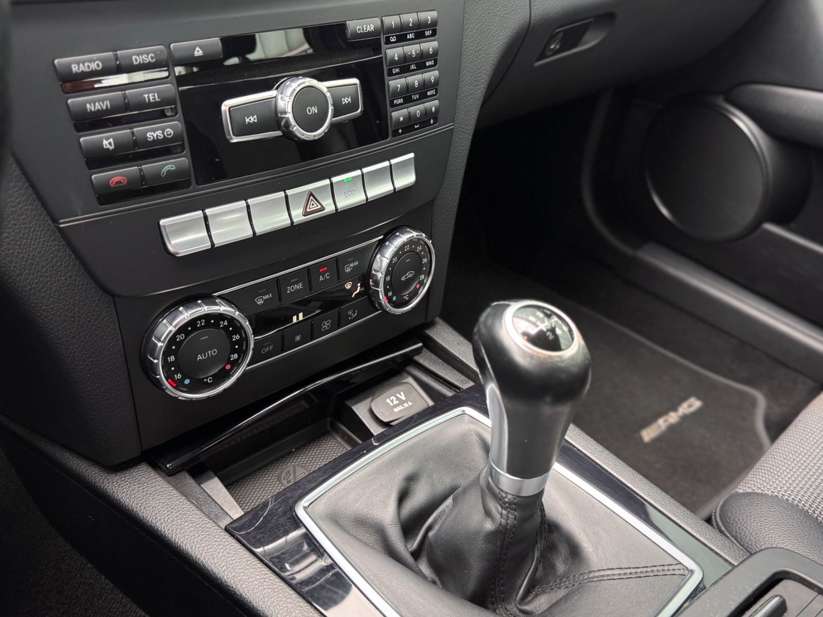 Fahrzeugabbildung Mercedes-Benz C 180 CGI AMG *NAVI|TEL|TEILLEDER*