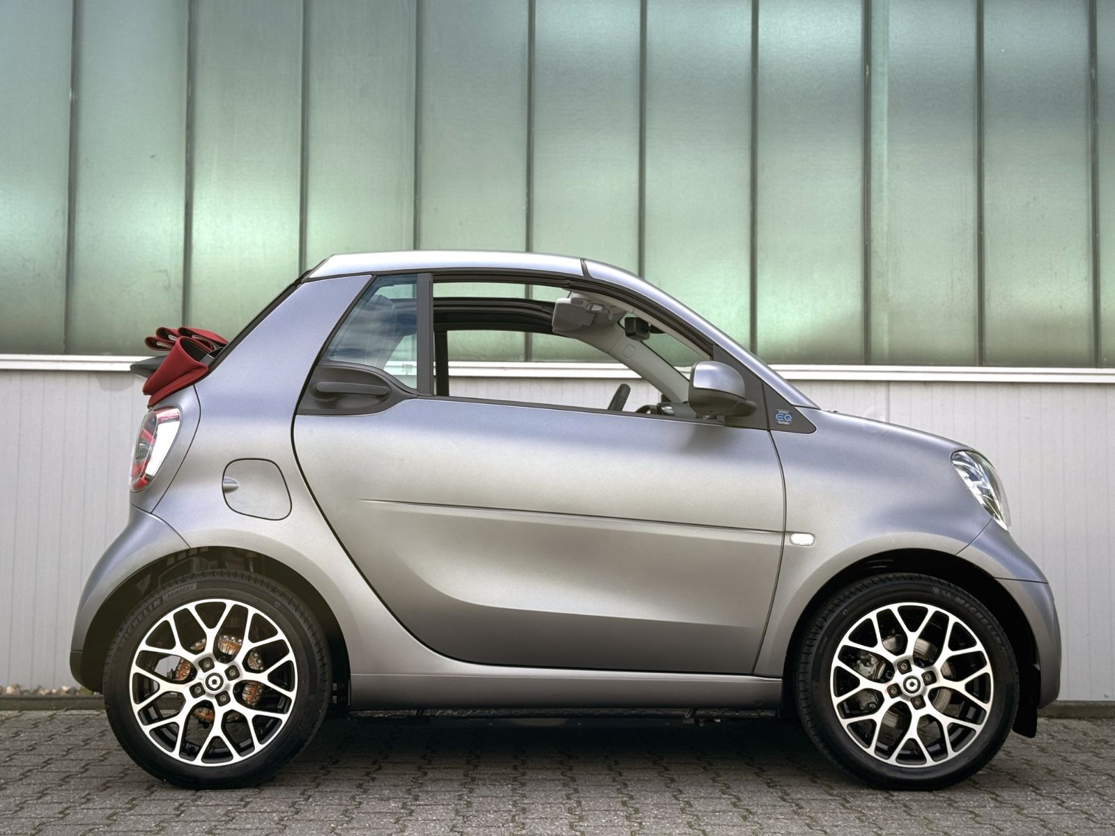 Fahrzeugabbildung Smart ForTwo Cabrio EQ Prime *NAVI|CAM|LED*