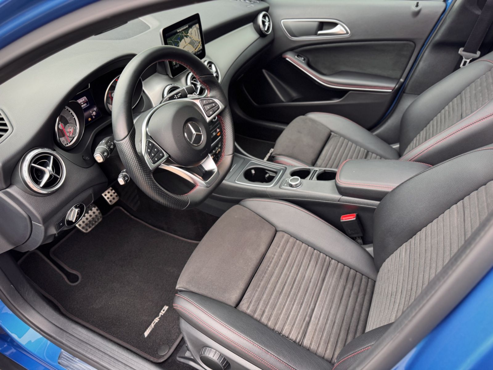 Fahrzeugabbildung Mercedes-Benz GLA 180 AMG-Line *PANORAMA|CAM|XENON*