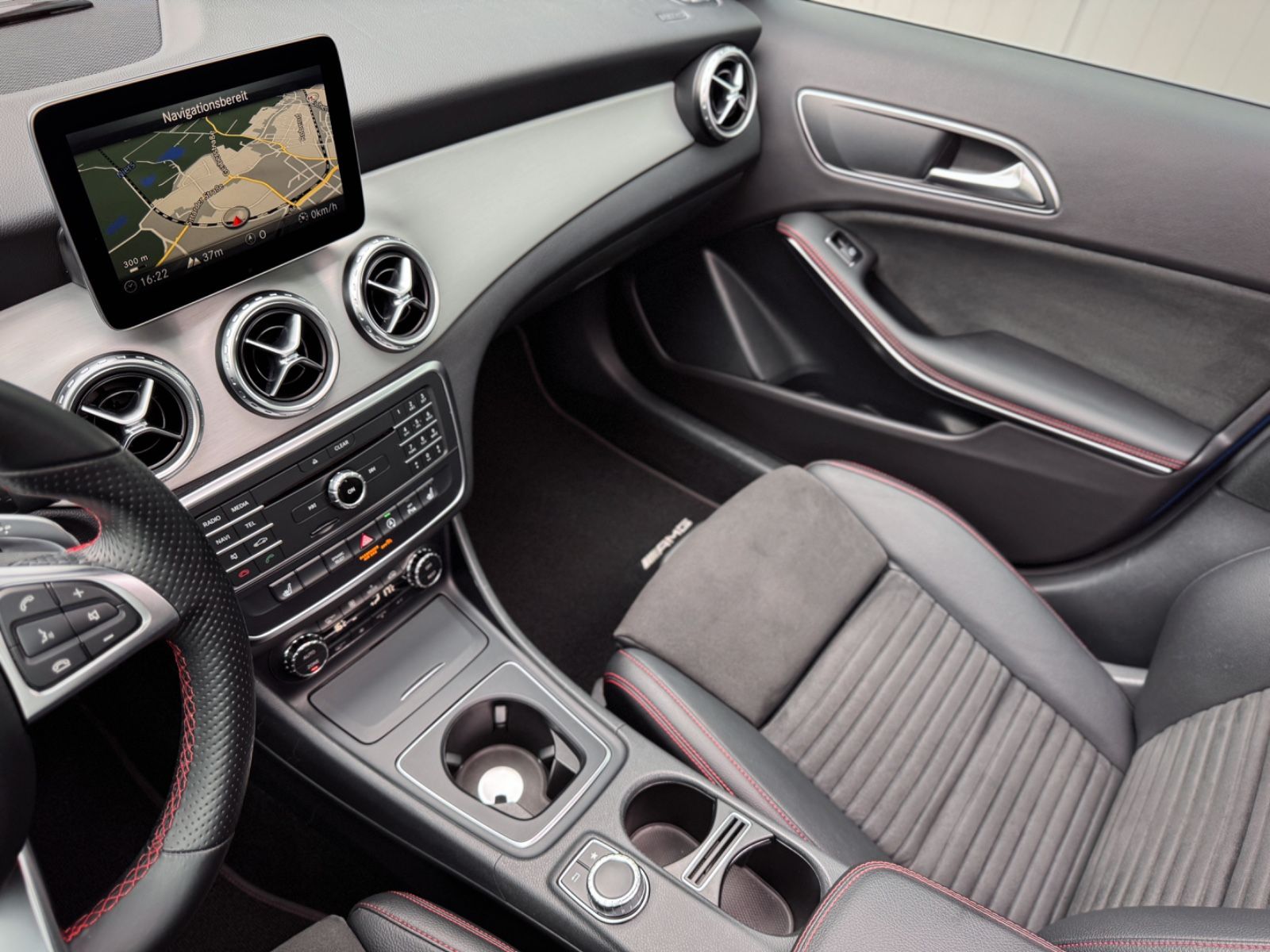 Fahrzeugabbildung Mercedes-Benz GLA 180 AMG-Line *PANORAMA|CAM|XENON*