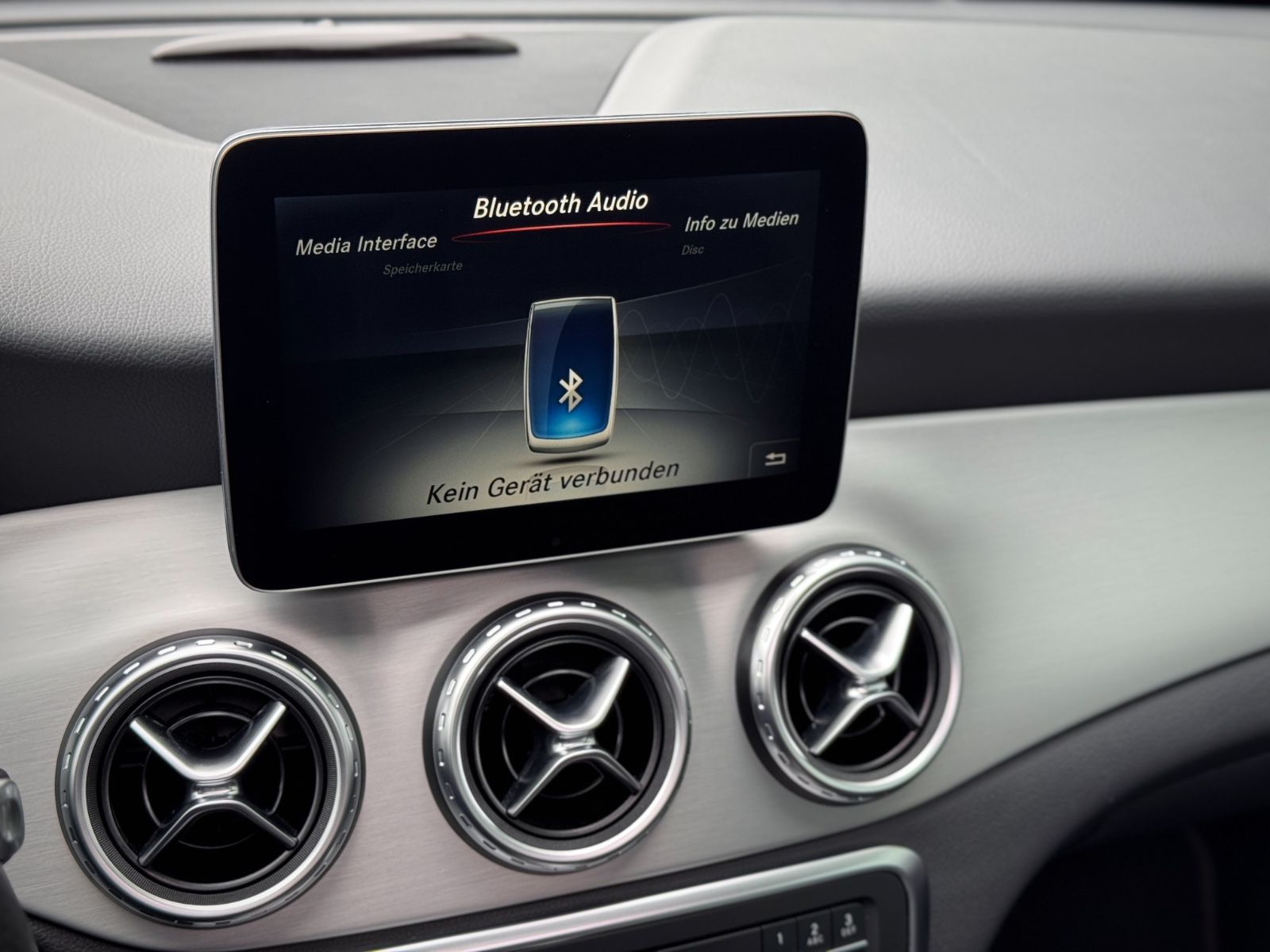 Fahrzeugabbildung Mercedes-Benz GLA 180 AMG-Line *PANORAMA|CAM|XENON*