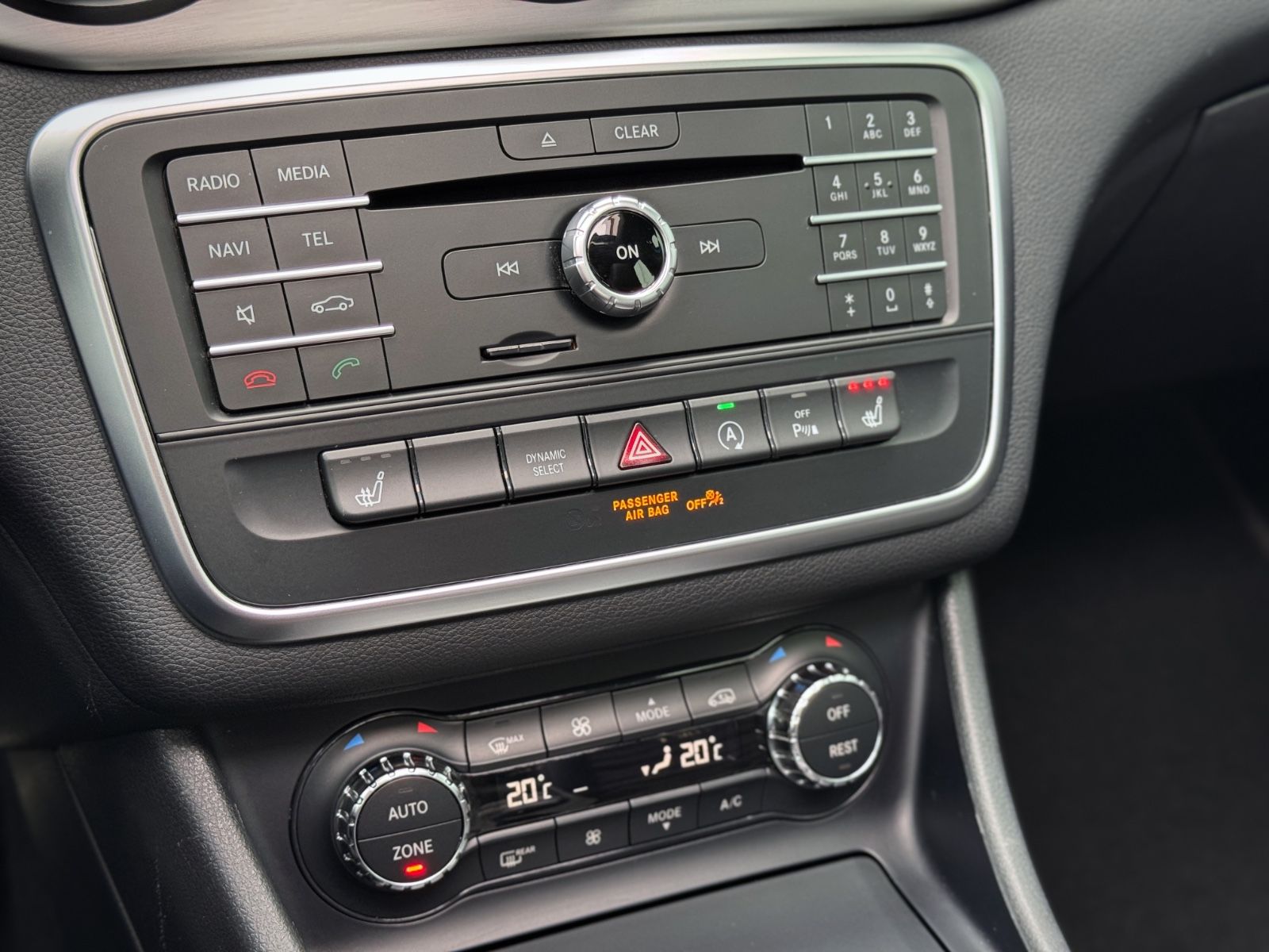Fahrzeugabbildung Mercedes-Benz GLA 180 AMG-Line *PANORAMA|CAM|XENON*