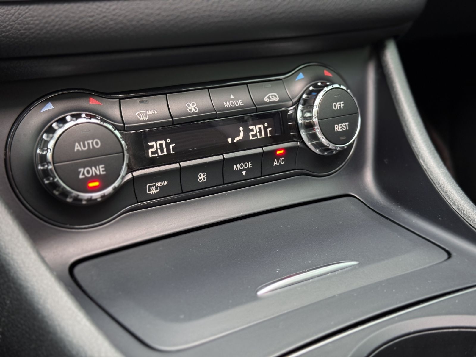 Fahrzeugabbildung Mercedes-Benz GLA 180 AMG-Line *PANORAMA|CAM|XENON*