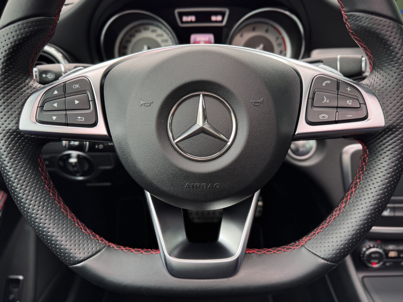 Fahrzeugabbildung Mercedes-Benz GLA 180 AMG-Line *PANORAMA|CAM|XENON*