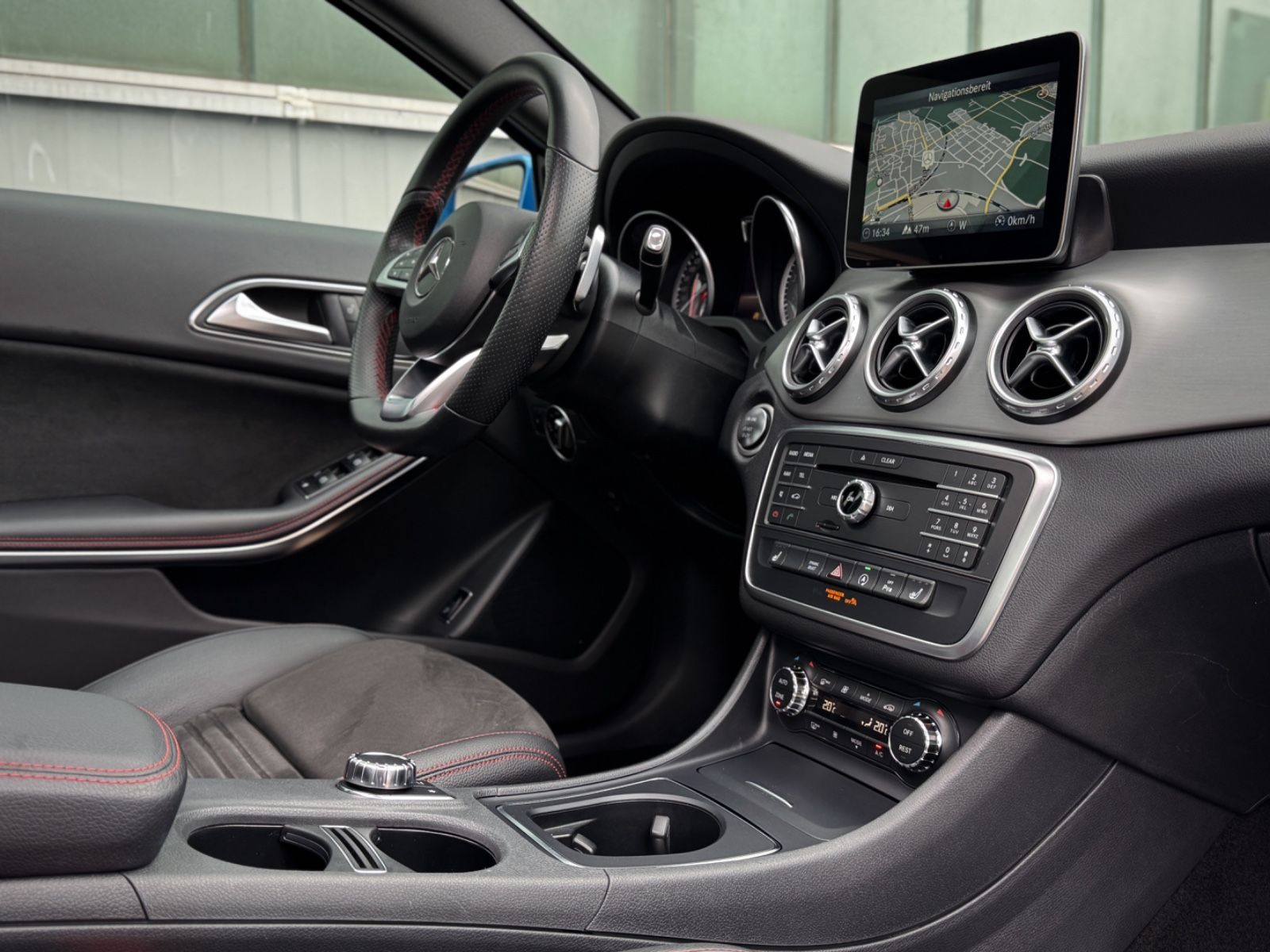 Fahrzeugabbildung Mercedes-Benz GLA 180 AMG-Line *PANORAMA|CAM|XENON*