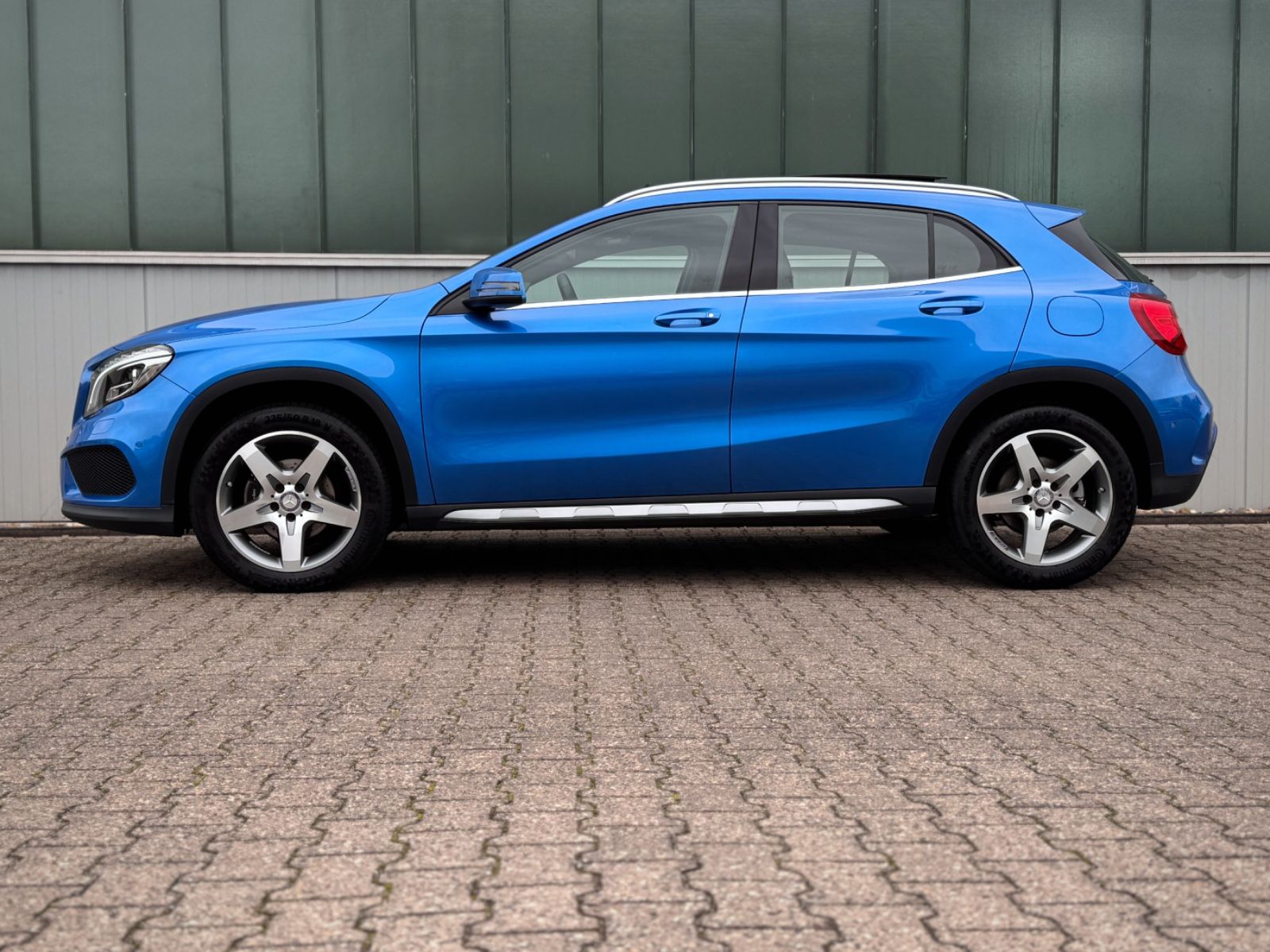 Fahrzeugabbildung Mercedes-Benz GLA 180 AMG-Line *PANORAMA|CAM|XENON*