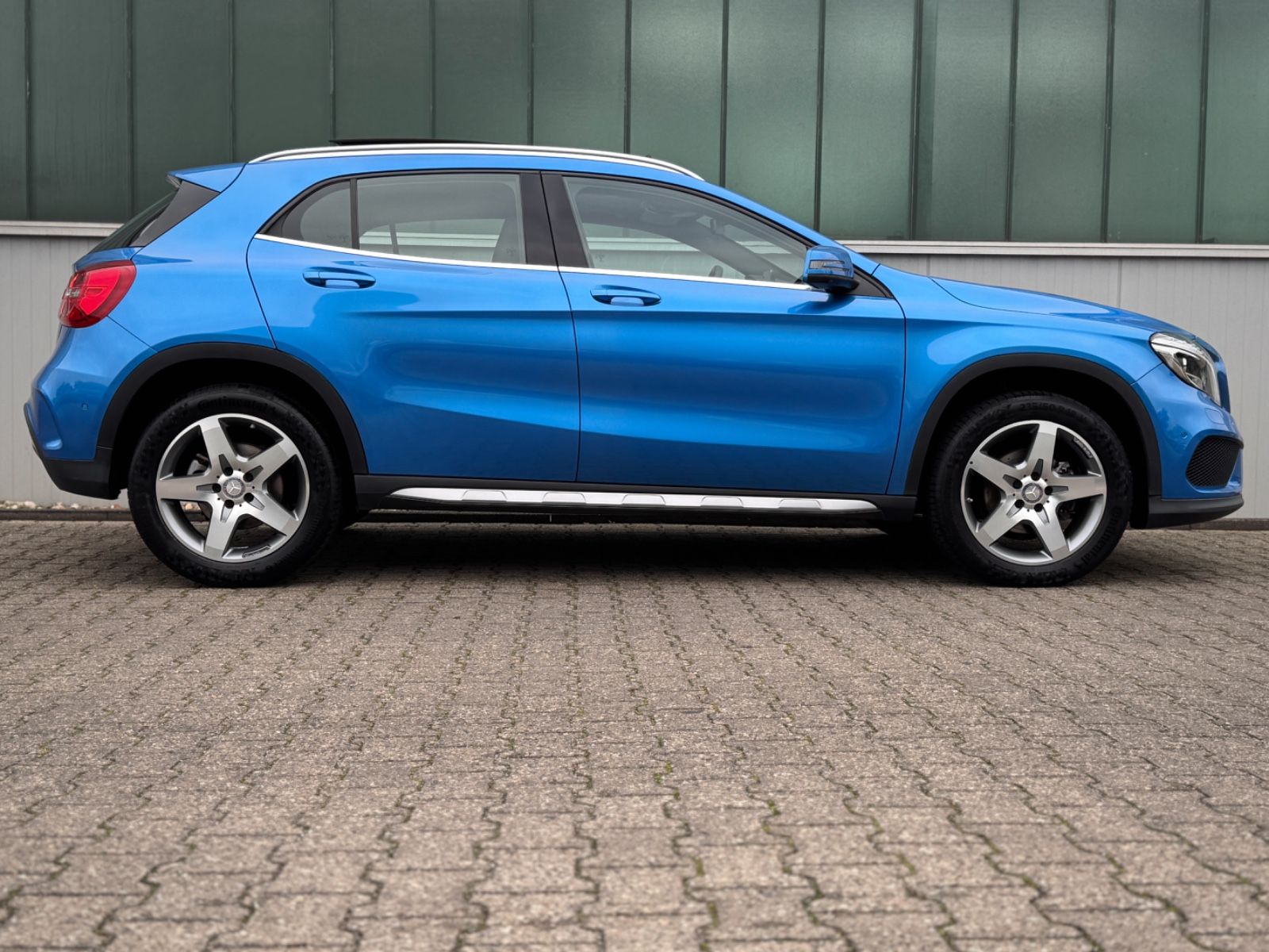 Fahrzeugabbildung Mercedes-Benz GLA 180 AMG-Line *PANORAMA|CAM|XENON*