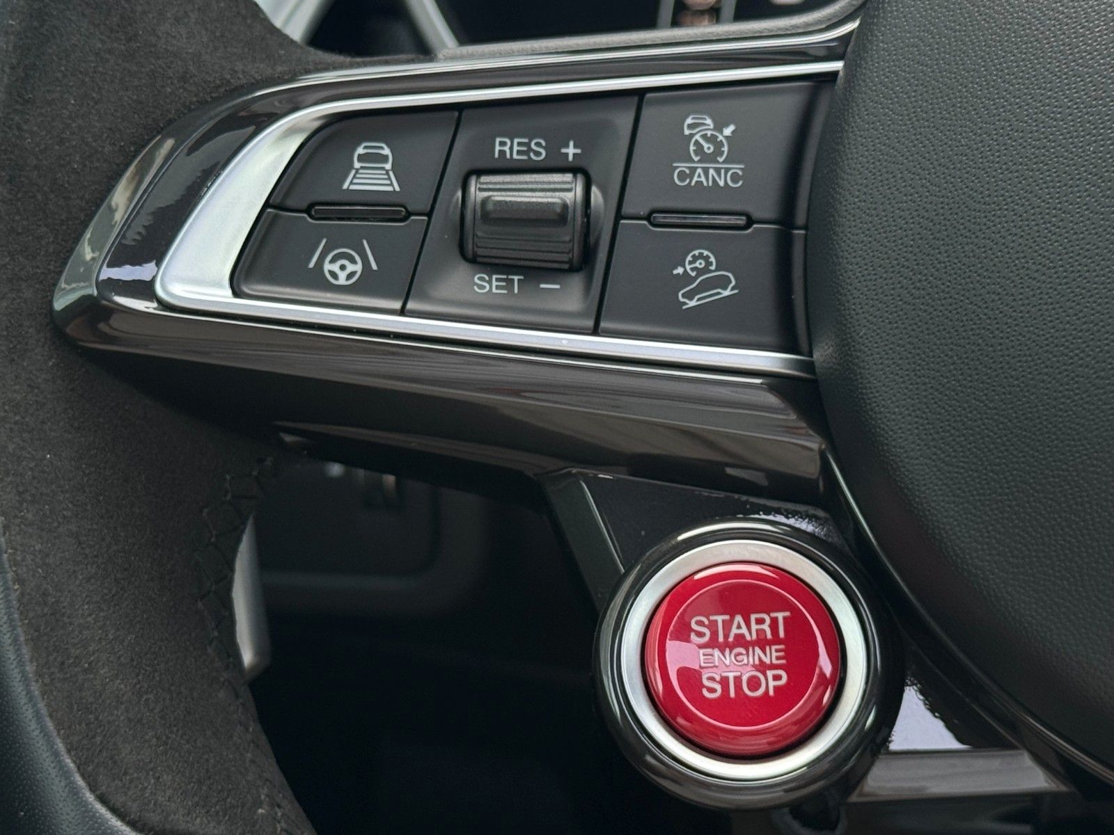 Fahrzeugabbildung Alfa Romeo Stelvio 2.9V6 Quadrifoglio Q4 *HIFI|ASSIST|PANO*