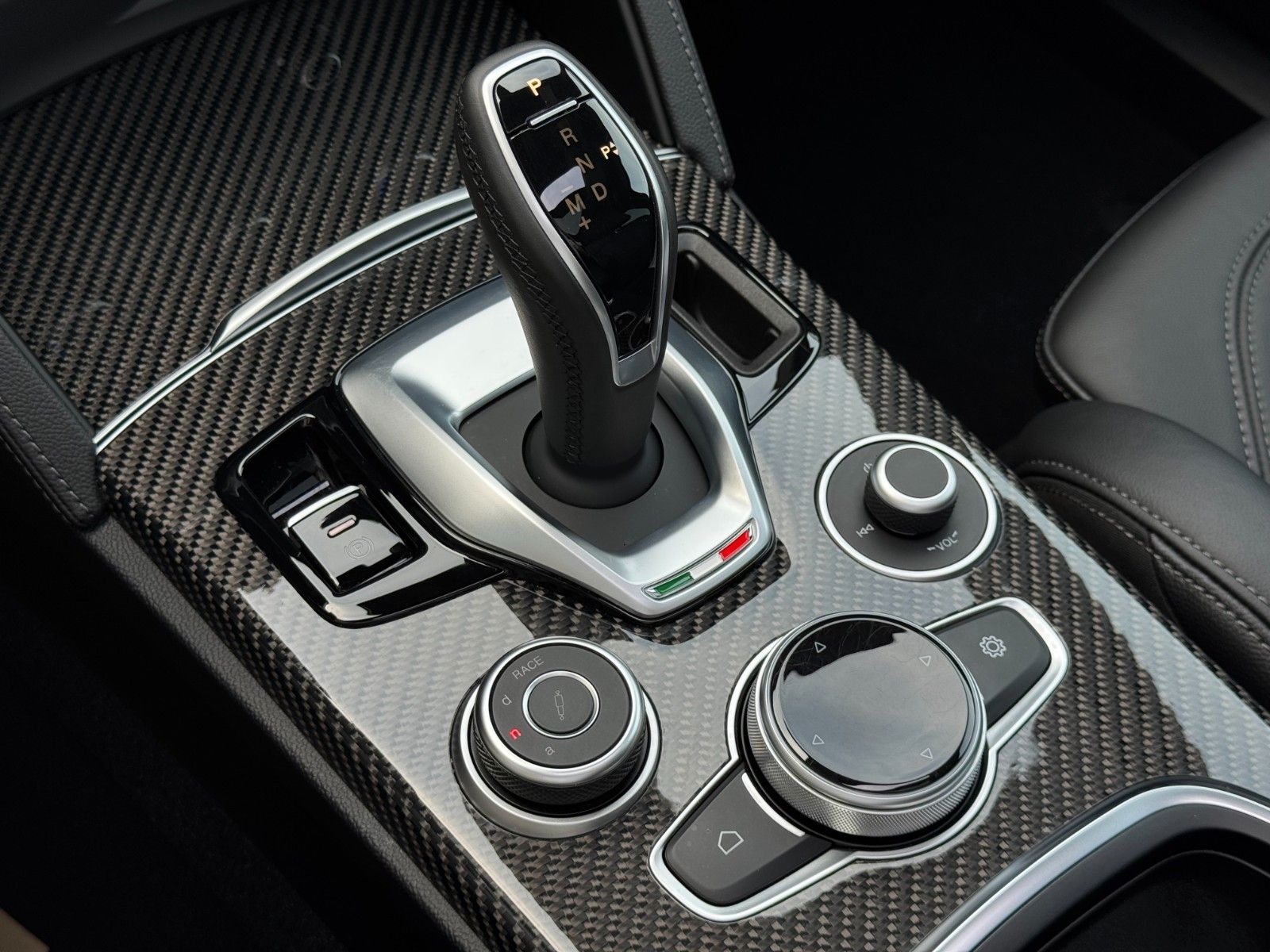 Fahrzeugabbildung Alfa Romeo Stelvio 2.9V6 Quadrifoglio Q4 *HIFI|ASSIST|PANO*